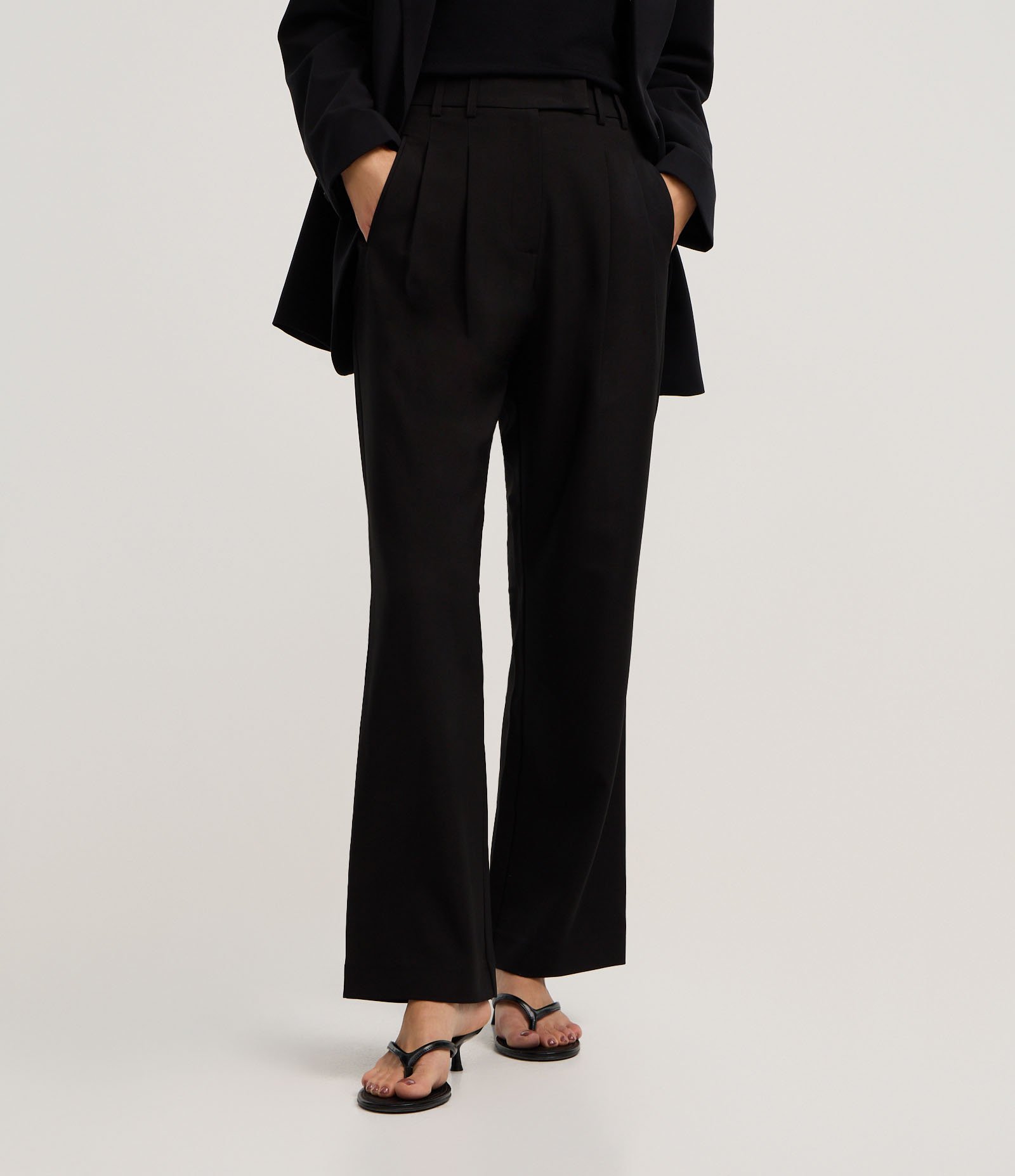 Calça Reta Alfaiatada com Cós Transpassado e Pregas Preto 3