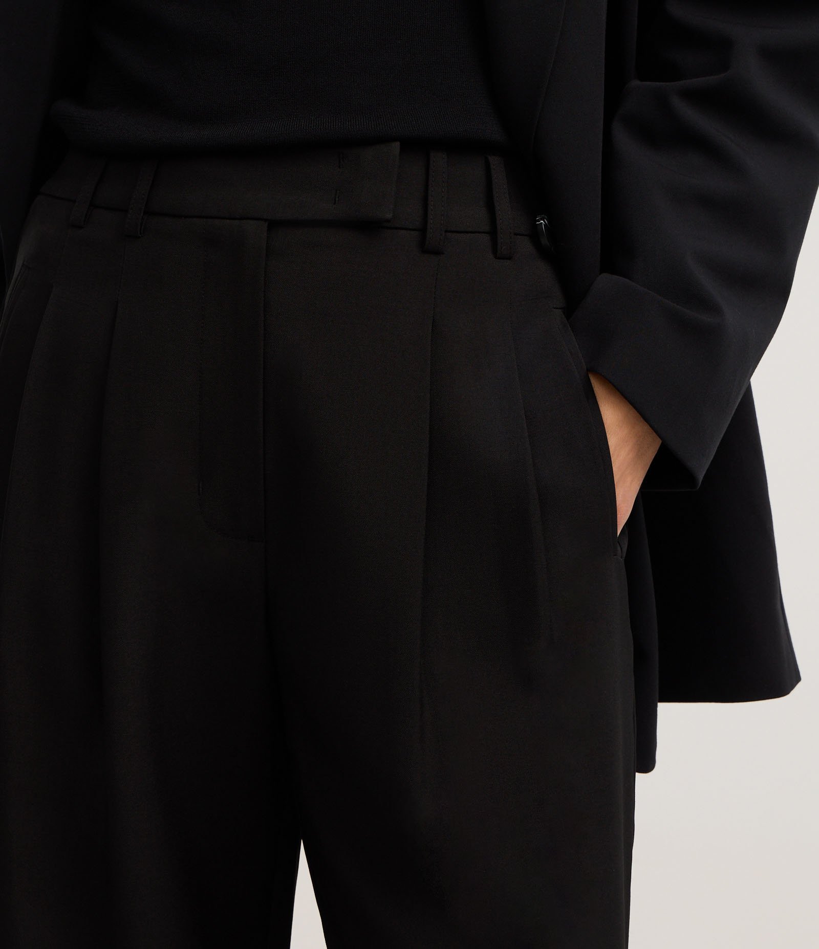 Calça Reta Alfaiatada com Cós Transpassado e Pregas Preto 4