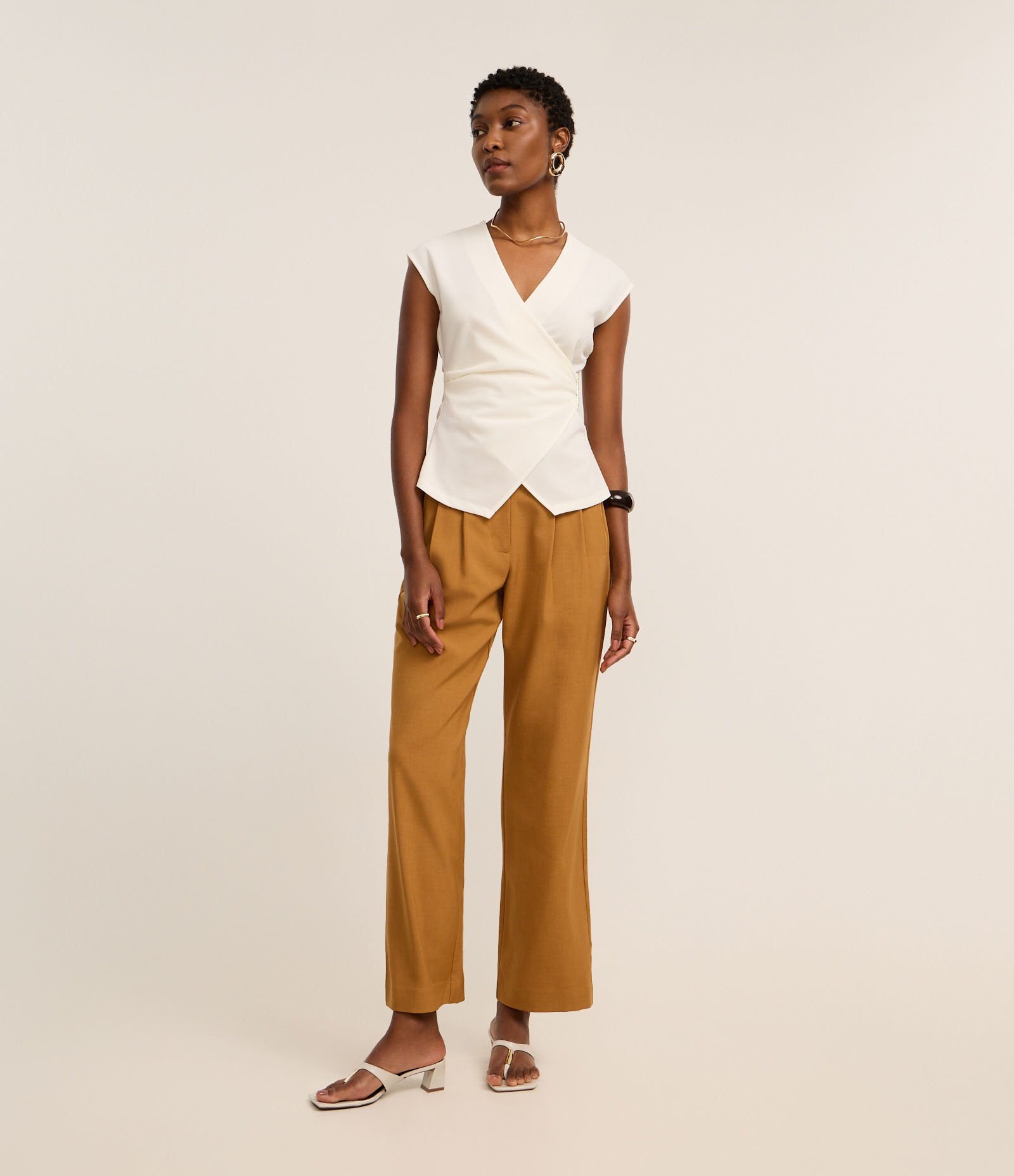 Calça Reta Alfaiatada com Cós Transpassado e Pregas Caramelo 1