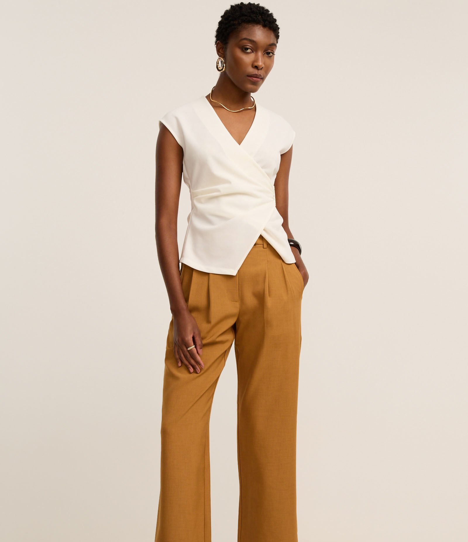 Calça Reta Alfaiatada com Cós Transpassado e Pregas Caramelo 2