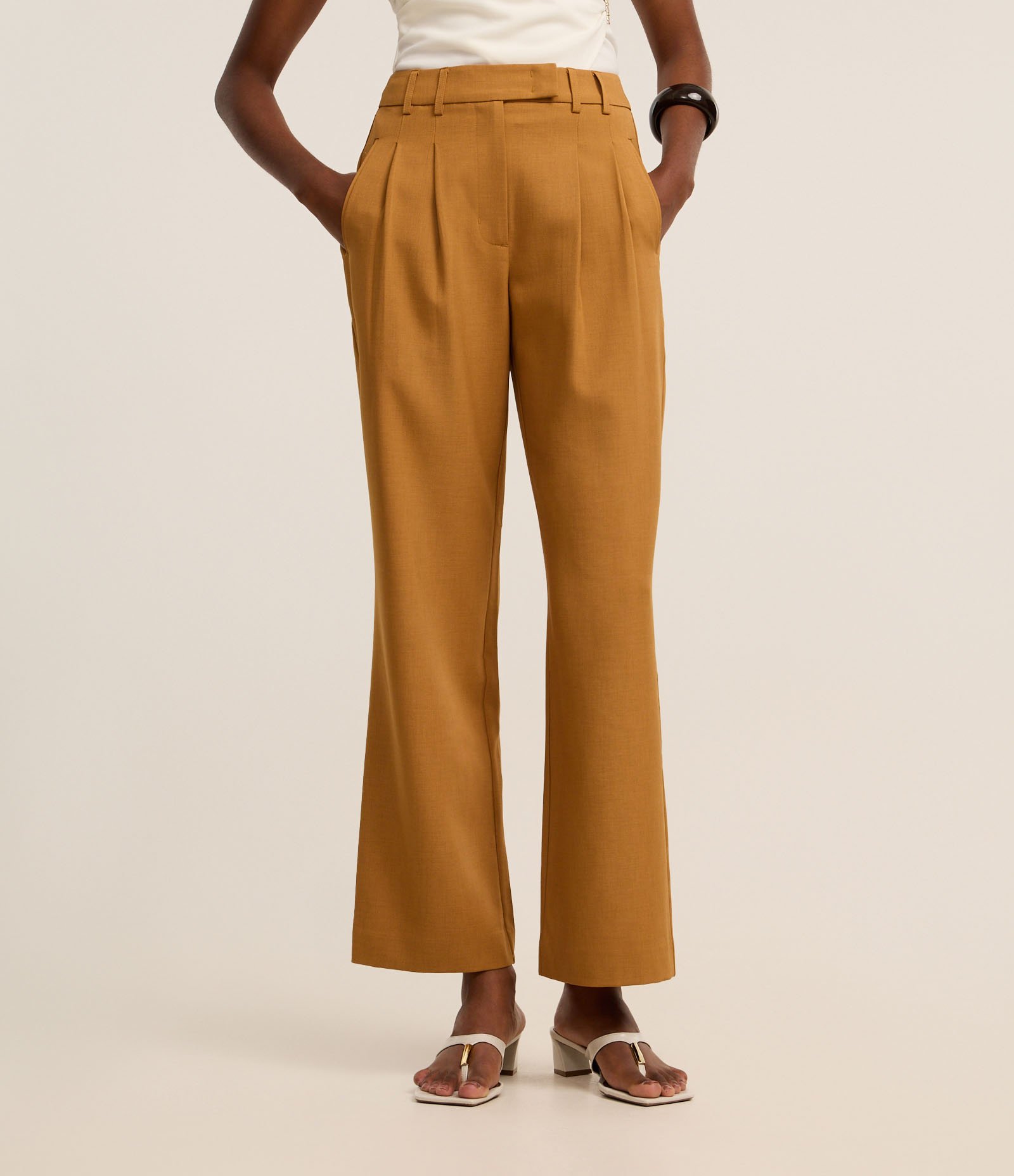 Calça Reta Alfaiatada com Cós Transpassado e Pregas Caramelo 3