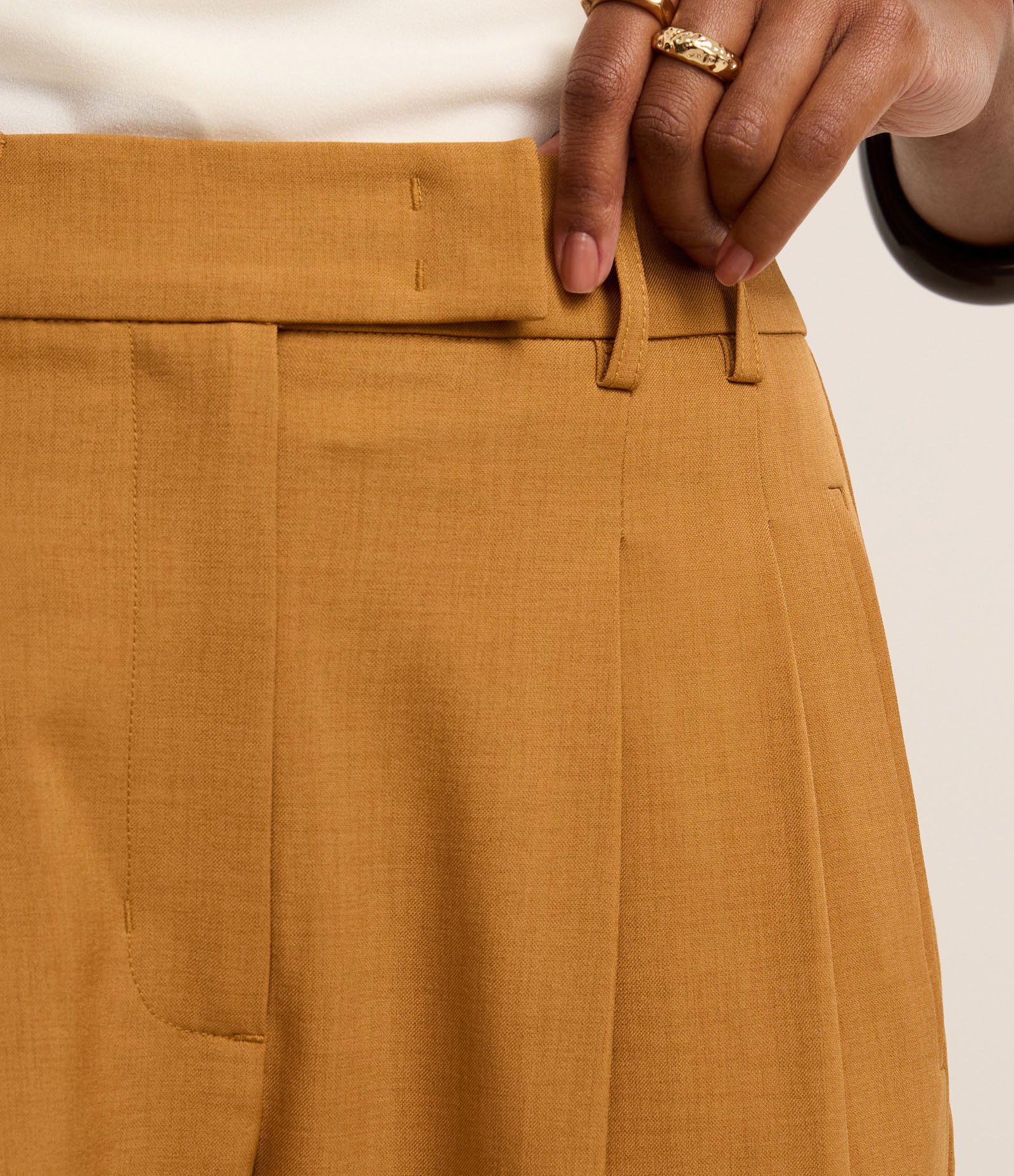 Calça Reta Alfaiatada com Cós Transpassado e Pregas Caramelo 4