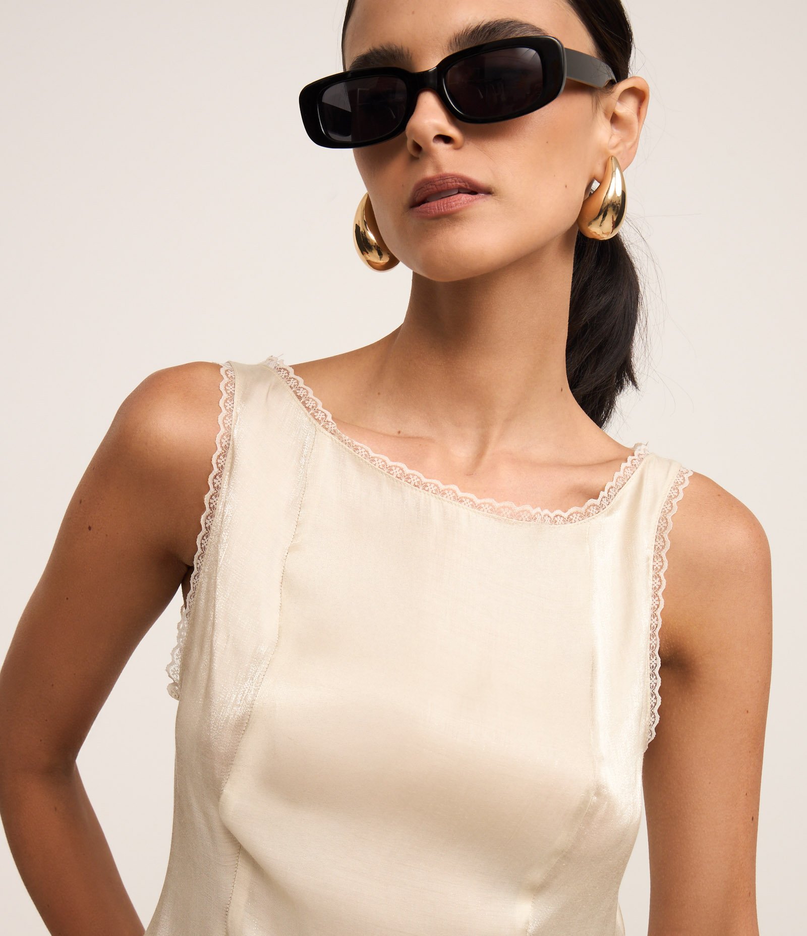 Blusa sem Manga em Cetim com Detalhe Ondulado nas Cavas Bege Claro 3