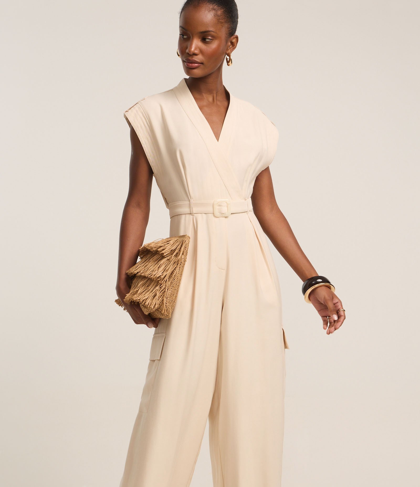 Macacão Wide Leg em Chalis com Transpasse e Bolso Cargo Off White 1