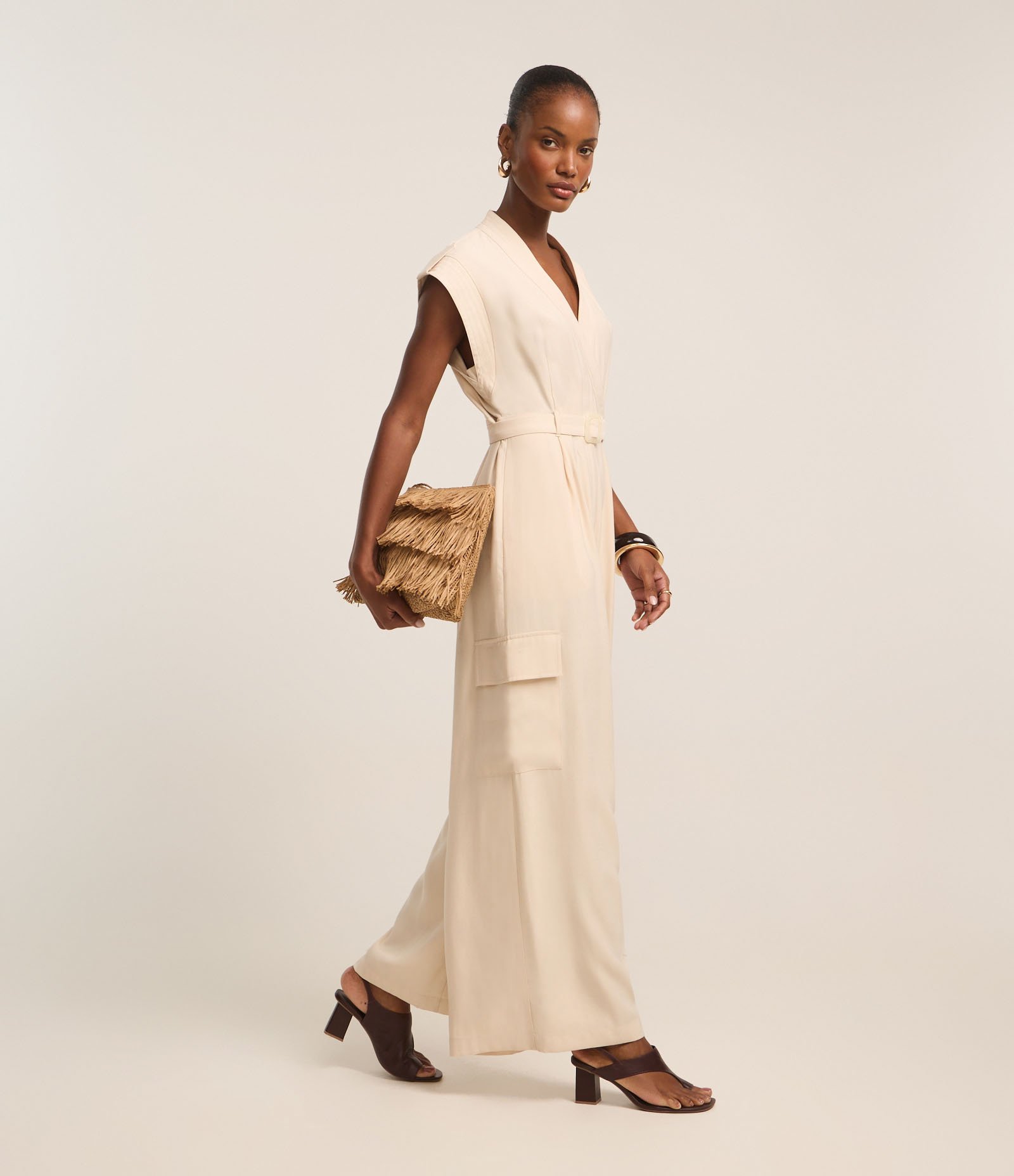 Macacão Wide Leg em Chalis com Transpasse e Bolso Cargo Off White 3