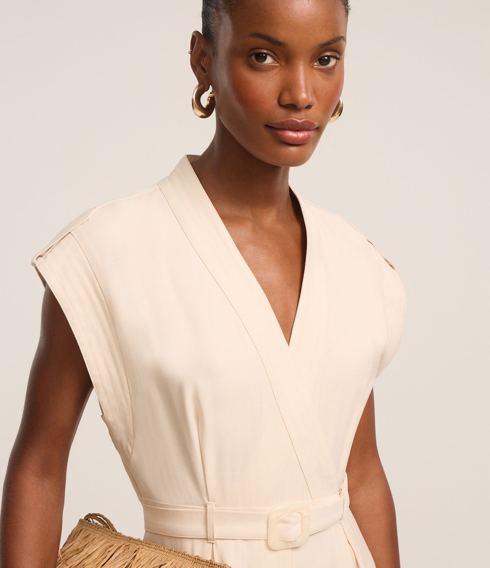 Macacão Wide Leg em Chalis com Transpasse e Bolso Cargo Off White 4