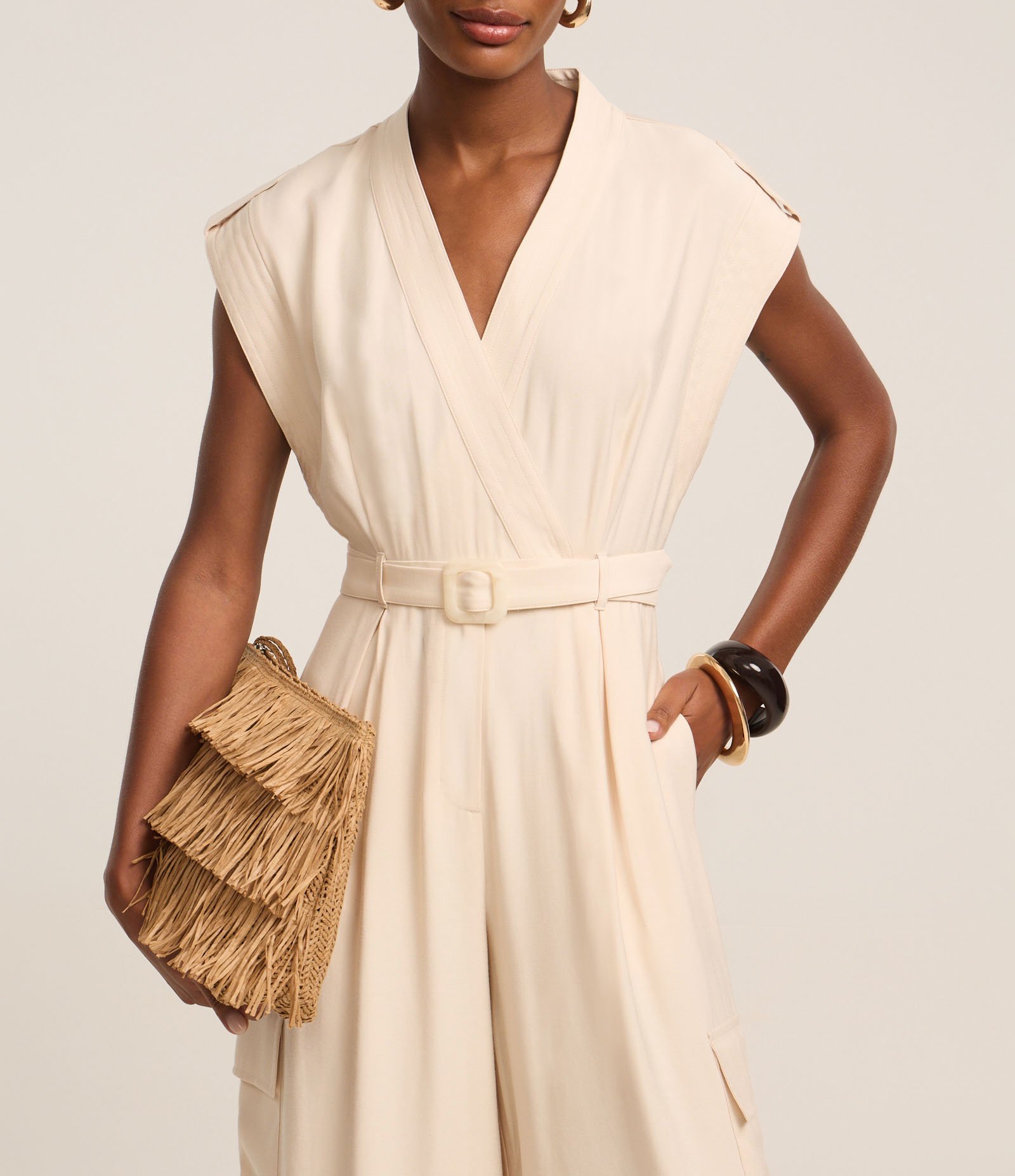 Macacão Wide Leg em Chalis com Transpasse e Bolso Cargo Off White 5