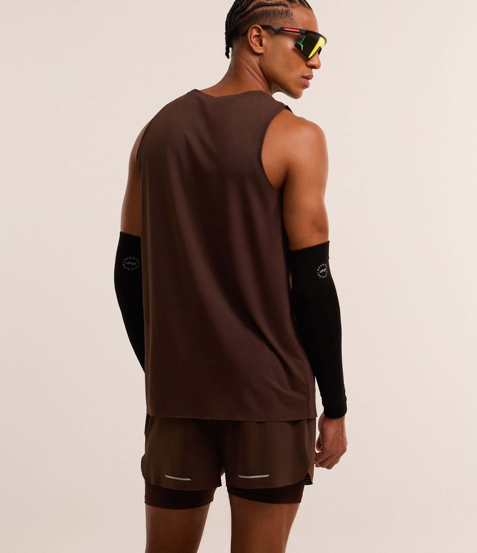 Regata Esportiva Regular com Tecnologia Dry e Estampa Lettering Marrom 3