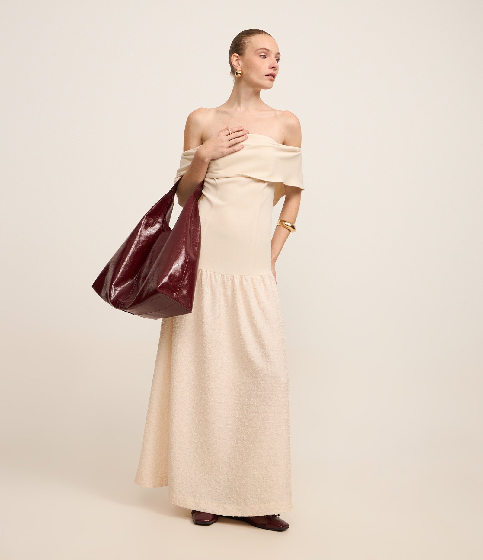 Vestido Evasê em Crepe Texturizado com Decote Ombro a Ombro Bege 1