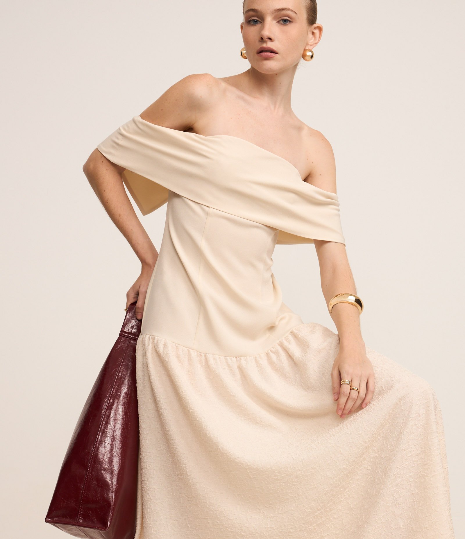 Vestido Evasê em Crepe Texturizado com Decote Ombro a Ombro Bege 2