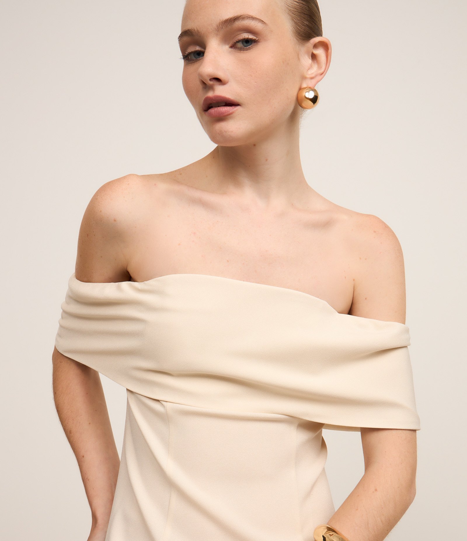 Vestido Evasê em Crepe Texturizado com Decote Ombro a Ombro Bege 4