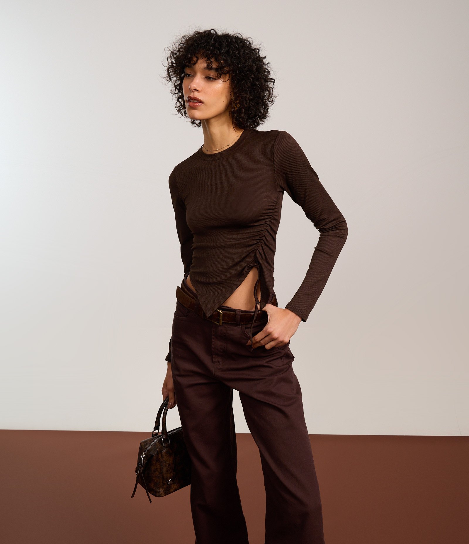 Blusa em Ribana com Barra Assimétrica e Puxadinho Lateral Marrom 5