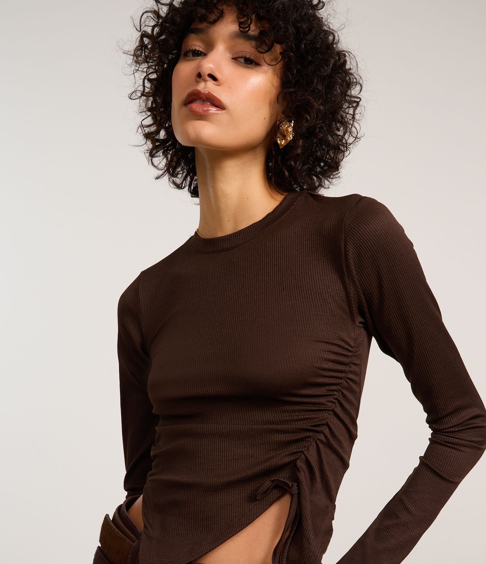 Blusa em Ribana com Barra Assimétrica e Puxadinho Lateral Marrom 1