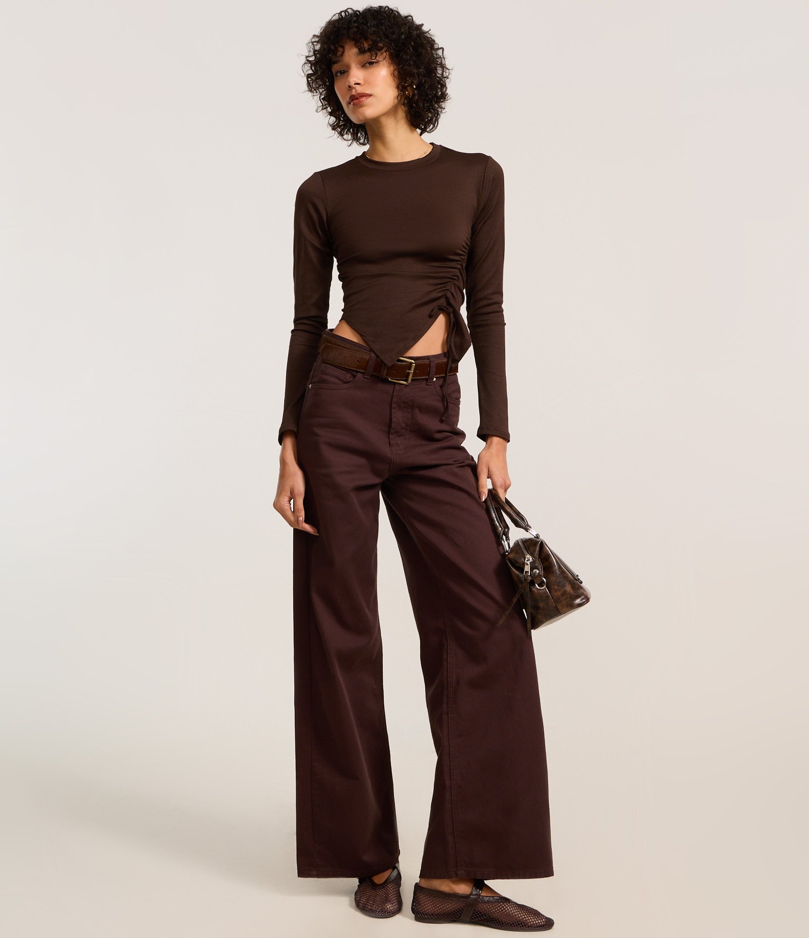 Blusa em Ribana com Barra Assimétrica e Puxadinho Lateral Marrom 2