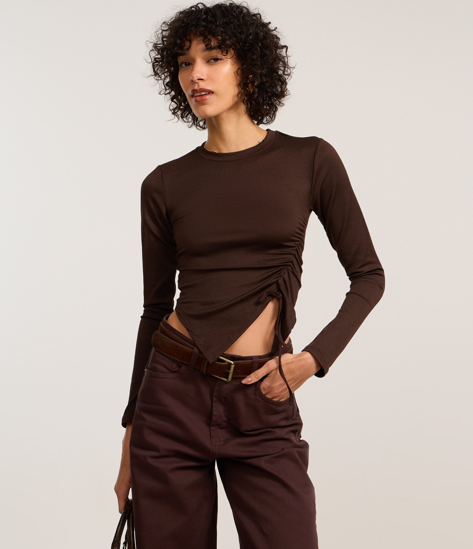 Blusa em Ribana com Barra Assimétrica e Puxadinho Lateral Marrom 3