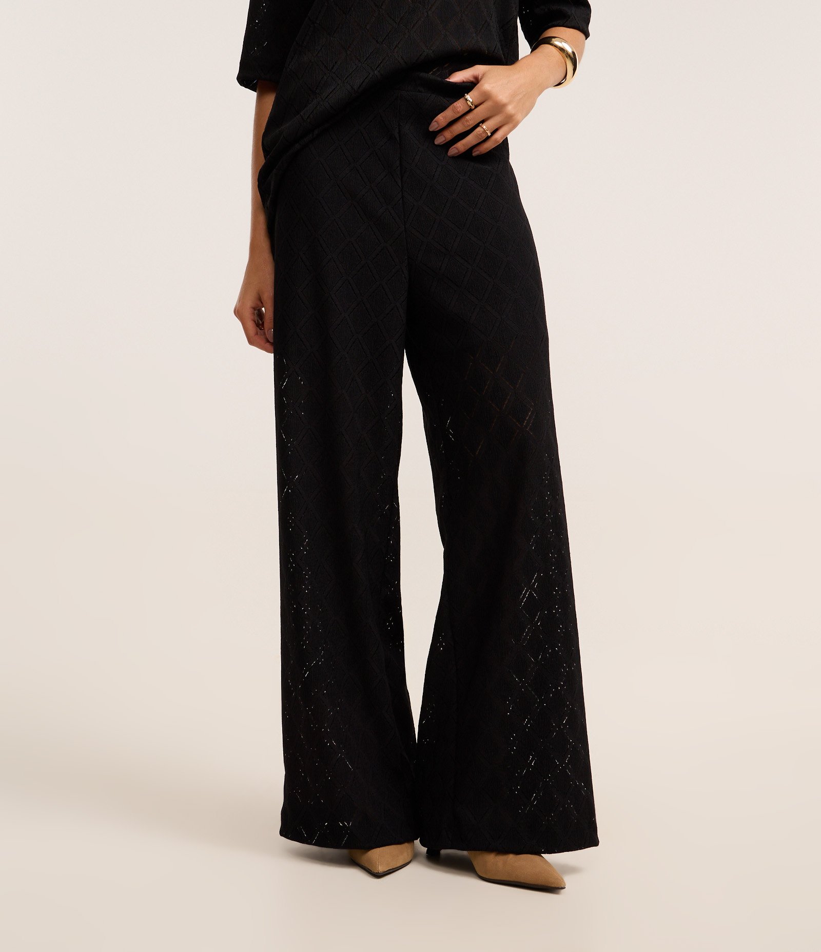 Calça Reta com Textura em Losangos e Cós Elástico Preto 1