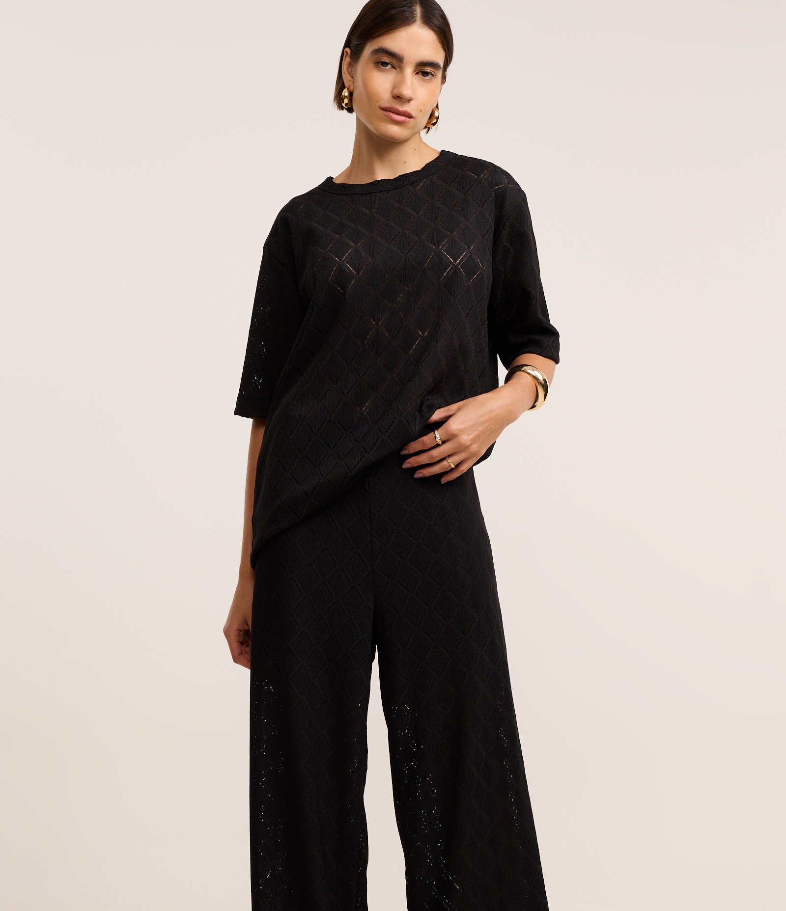 Calça Reta com Textura em Losangos e Cós Elástico Preto 4