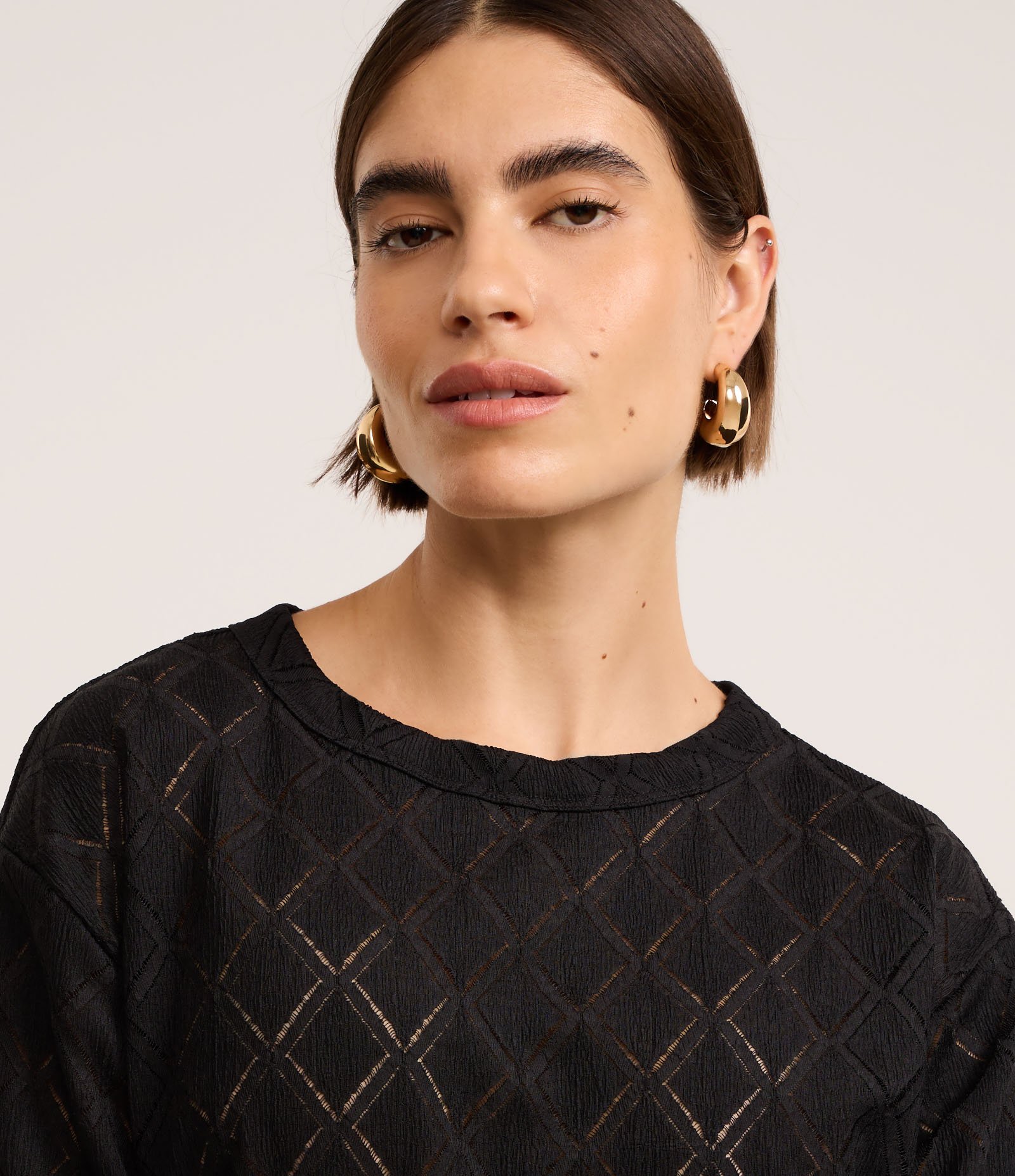 Blusa Alongada com Textura em Losangos Preto 4
