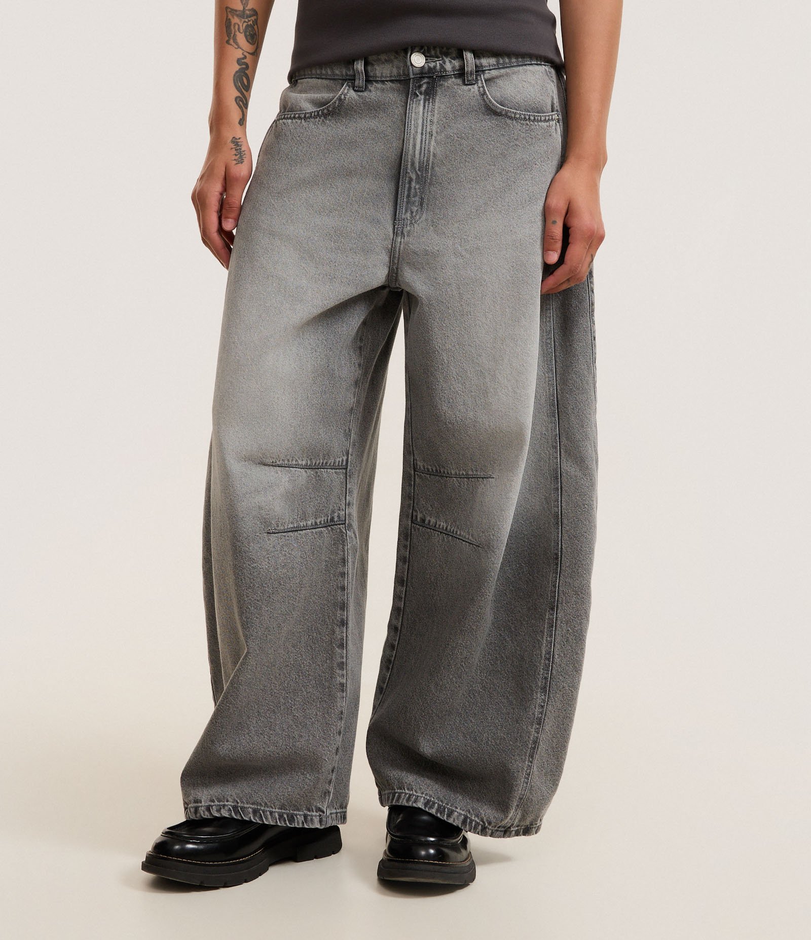 Calça Barrel em Jeans com Recortes e Pences Cinza 1