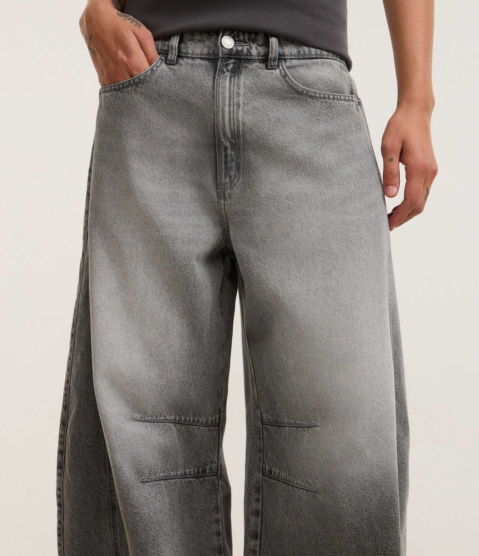 Calça Barrel em Jeans com Recortes e Pences Cinza 3