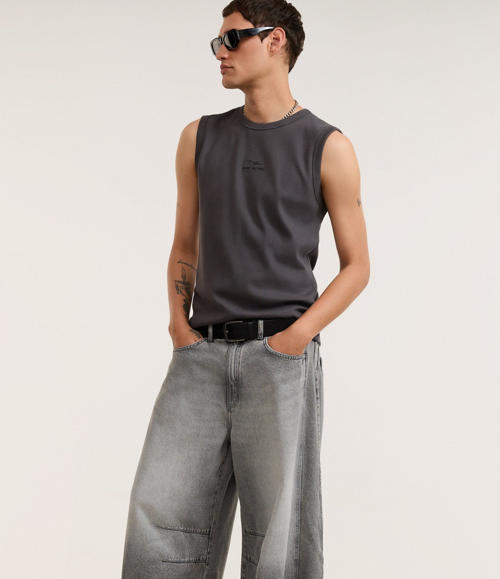 Calça Barrel em Jeans com Recortes e Pences Cinza 4