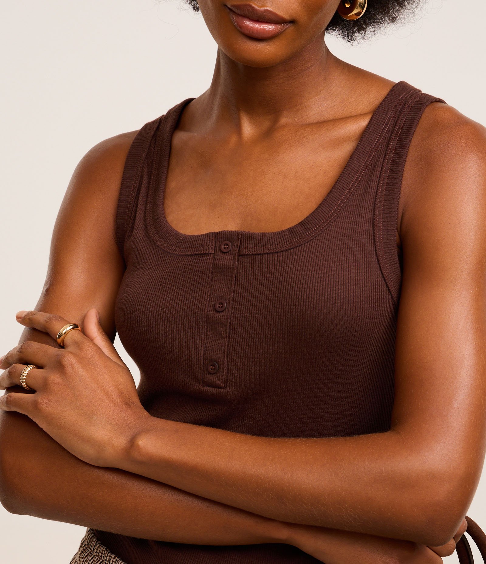 Blusa Regata em Ribana com Meia Vista de Botões Marrom 5