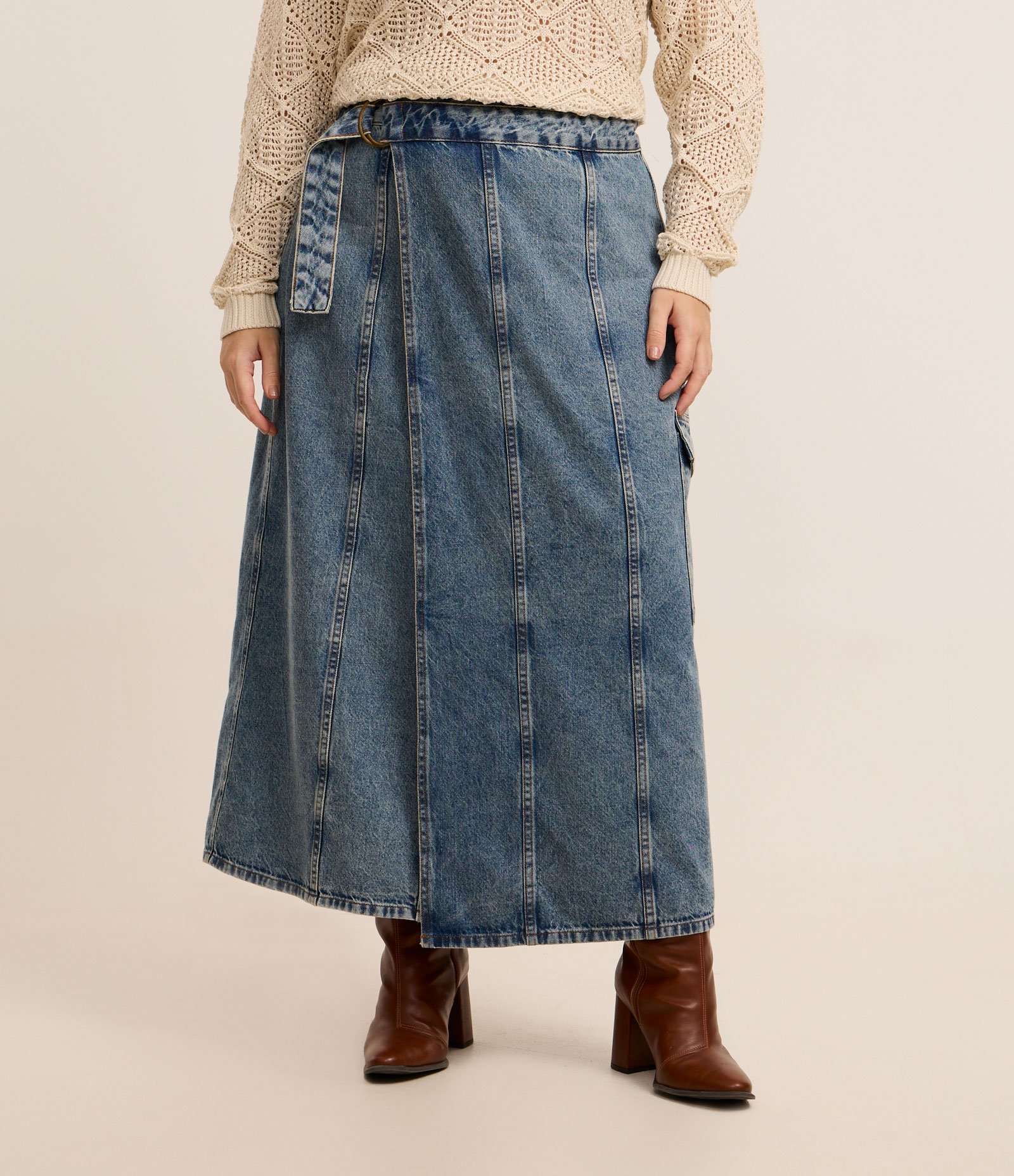 Saia Midi em Jeans com Cinto de Amarração e Bolso Cargo Curve & Plus Size Azul 2