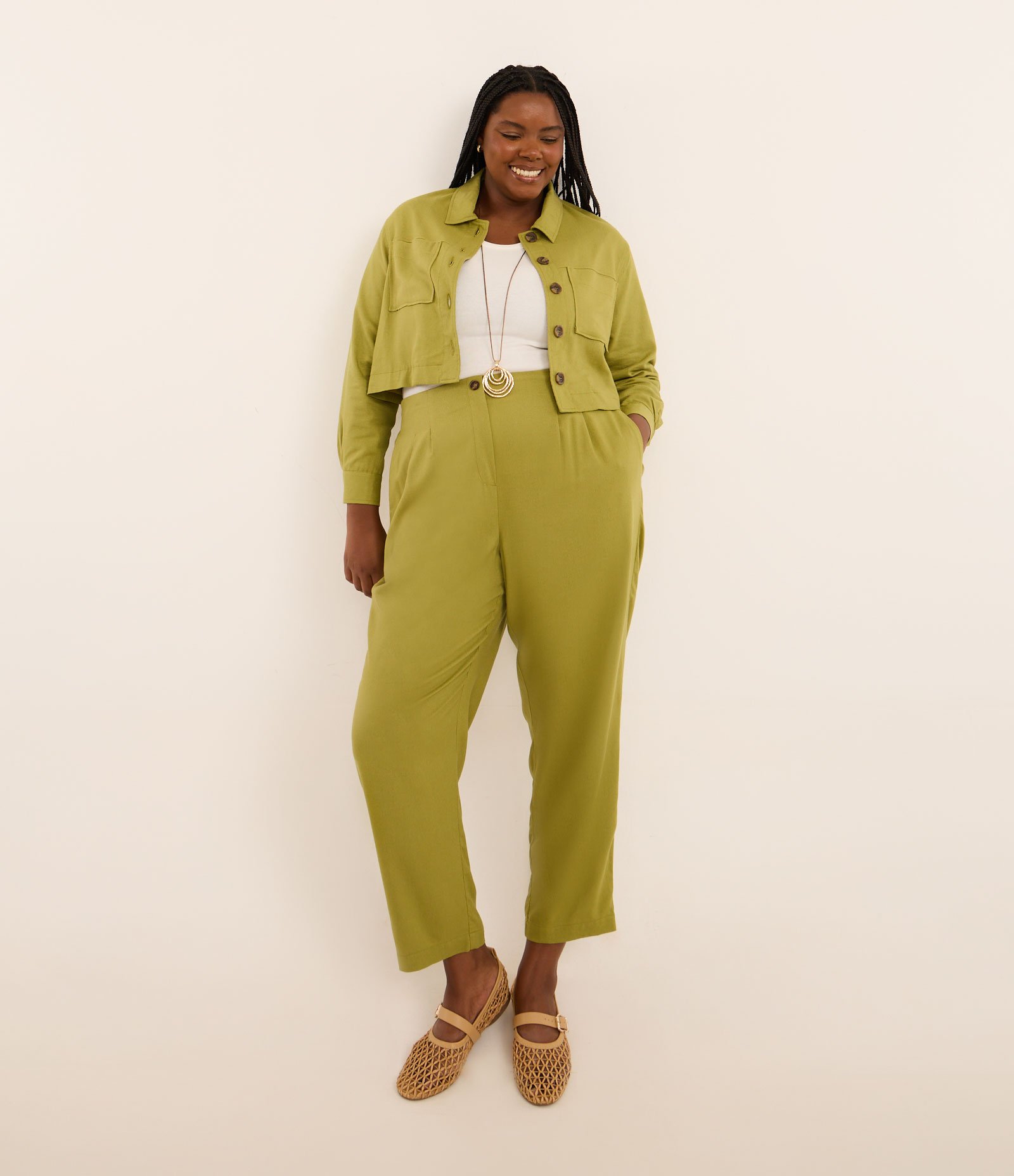 Jaqueta em Viscolinho com Bolsos Curve & Plus Size Verde 2