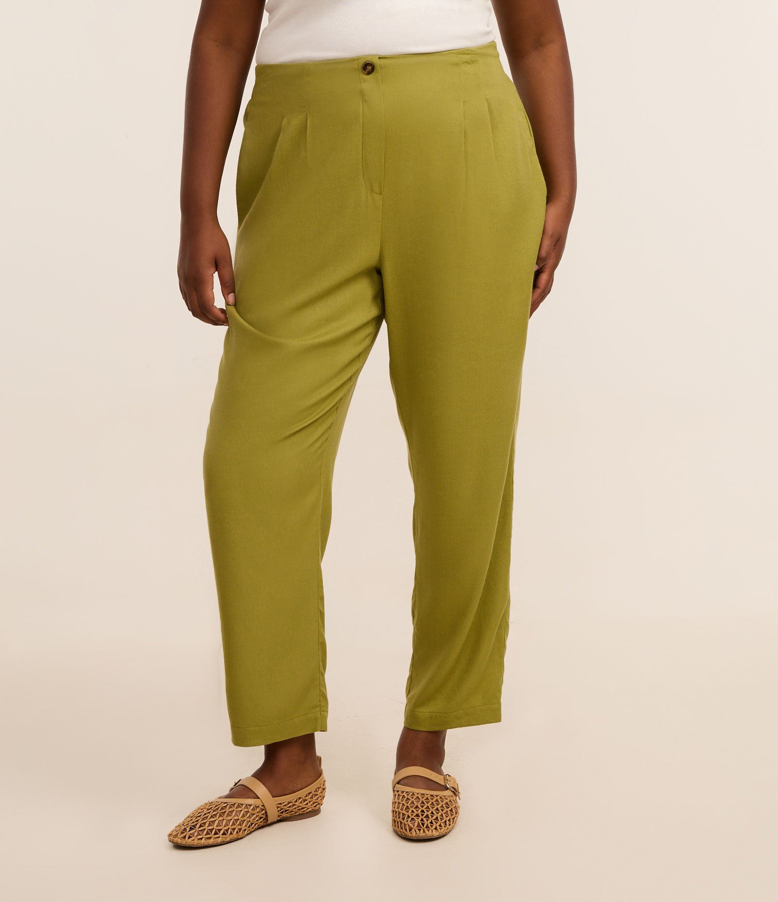 Calça Cenoura em Viscolinho com Pregas Curve & Plus Size Verde 2