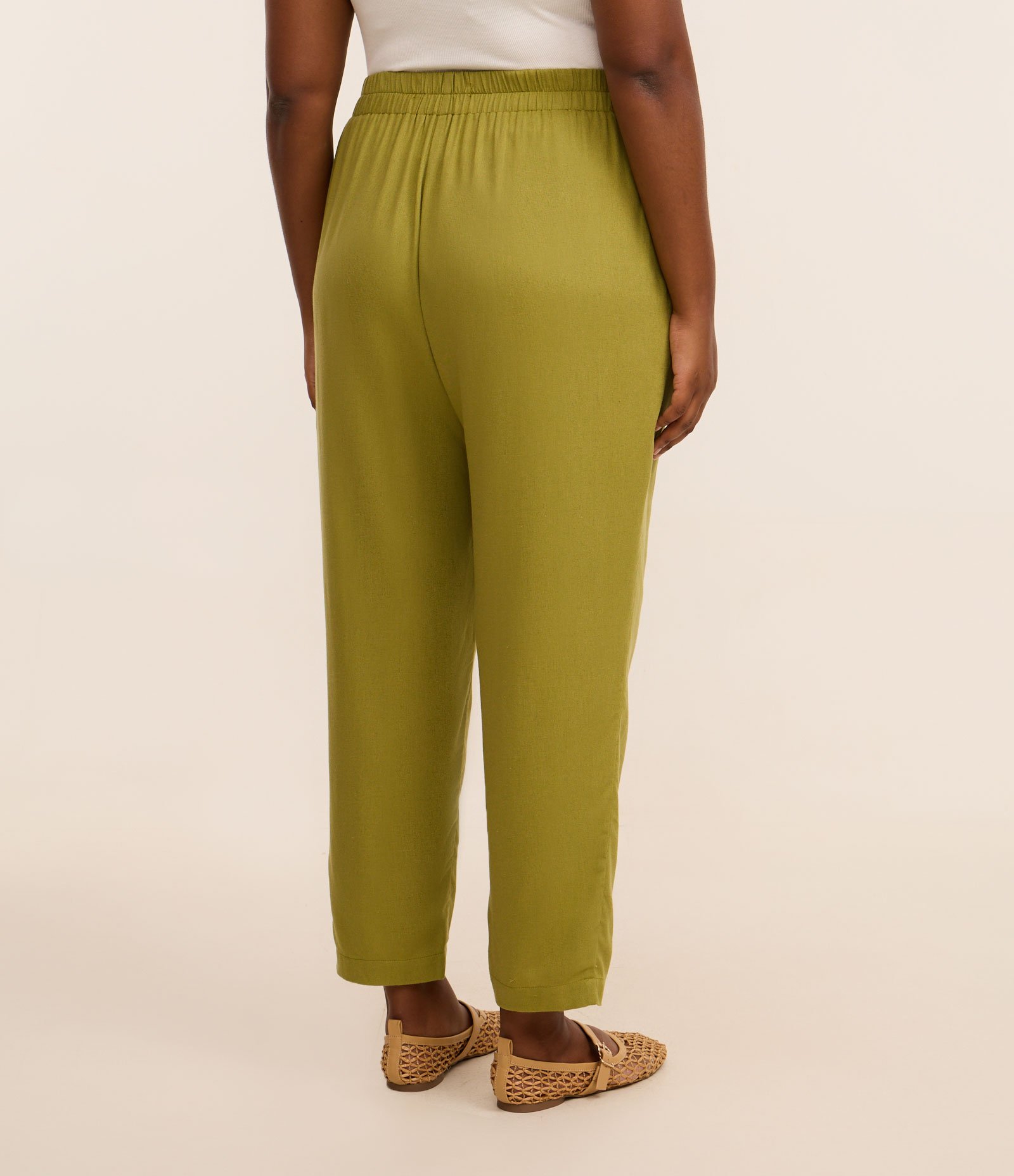 Calça Cenoura em Viscolinho com Pregas Curve & Plus Size Verde 4