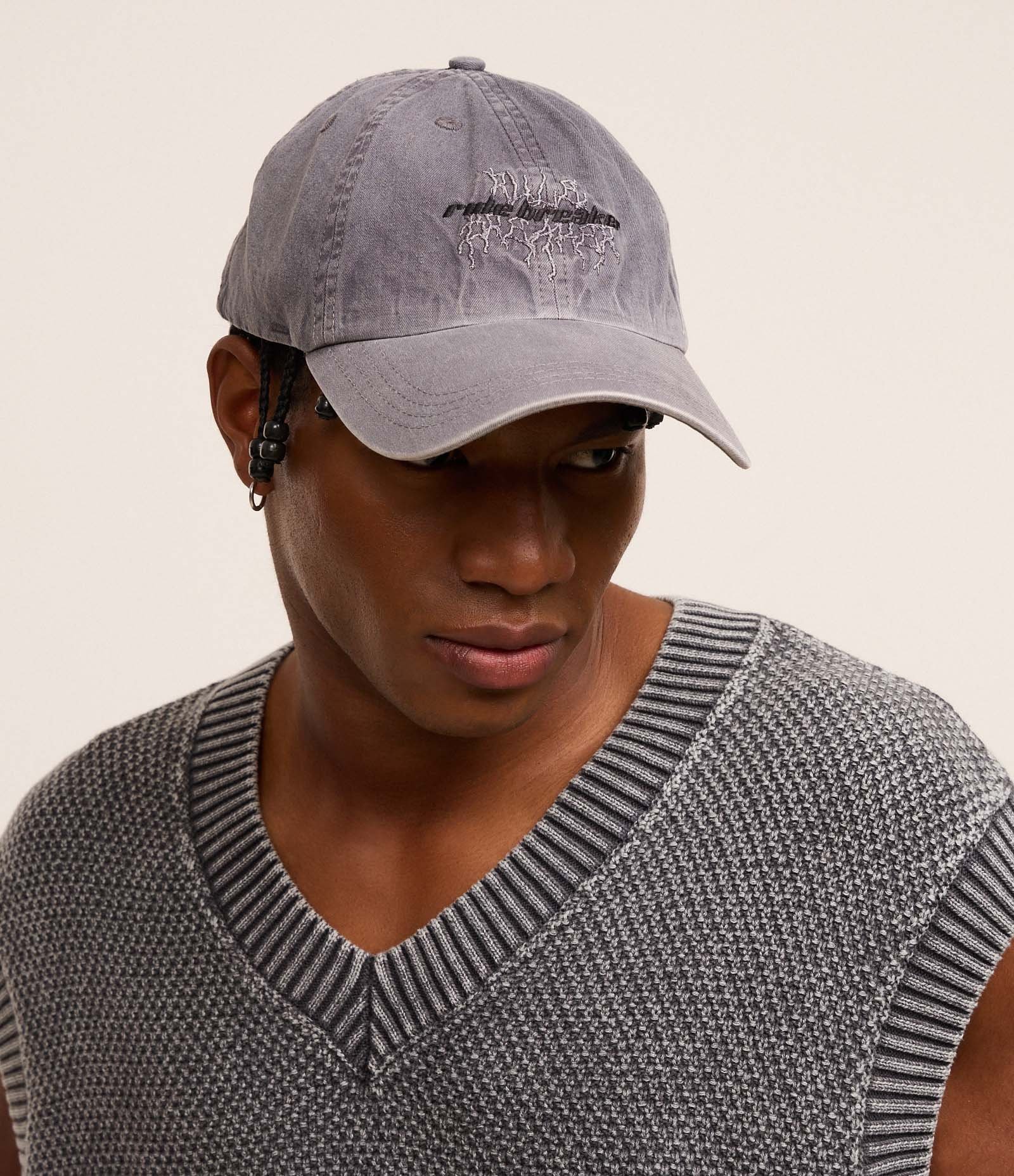 Boné em Sarja Estonada com Estampa Lettering Bordada Cinza 1