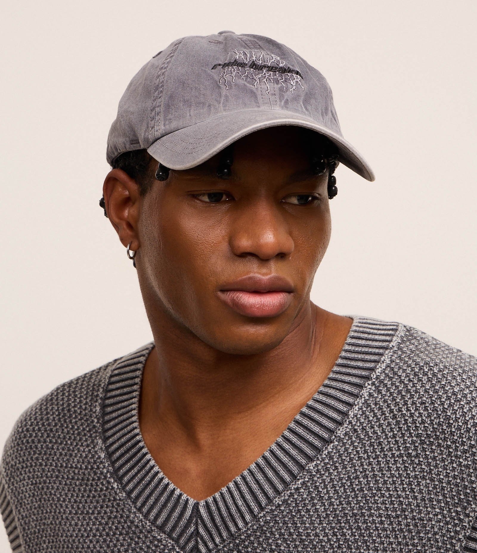 Boné em Sarja Estonada com Estampa Lettering Bordada Cinza 2