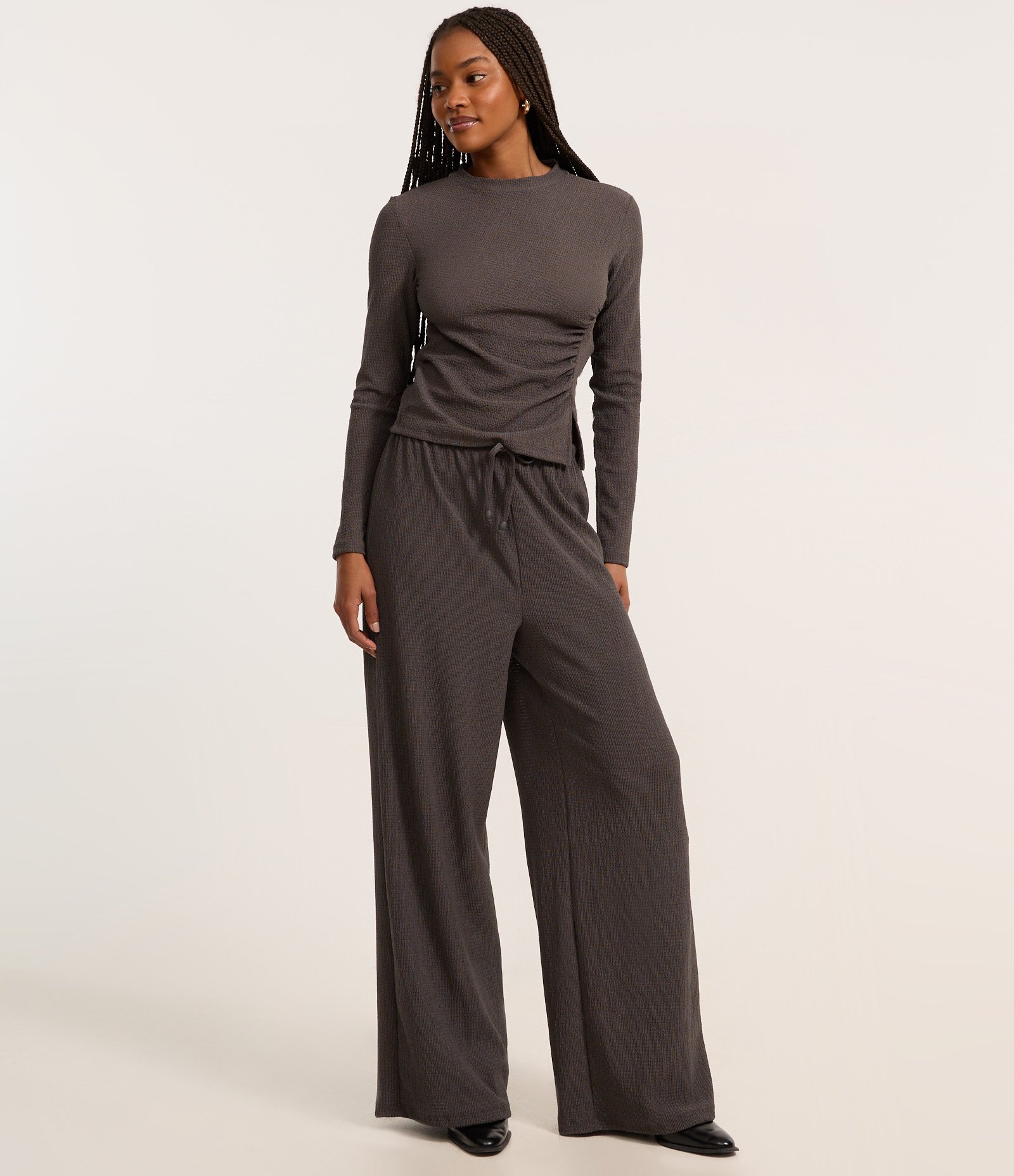 Blusa Texturizada com Gola Altinha e Franzido Lateral Cinza Chumbo 2