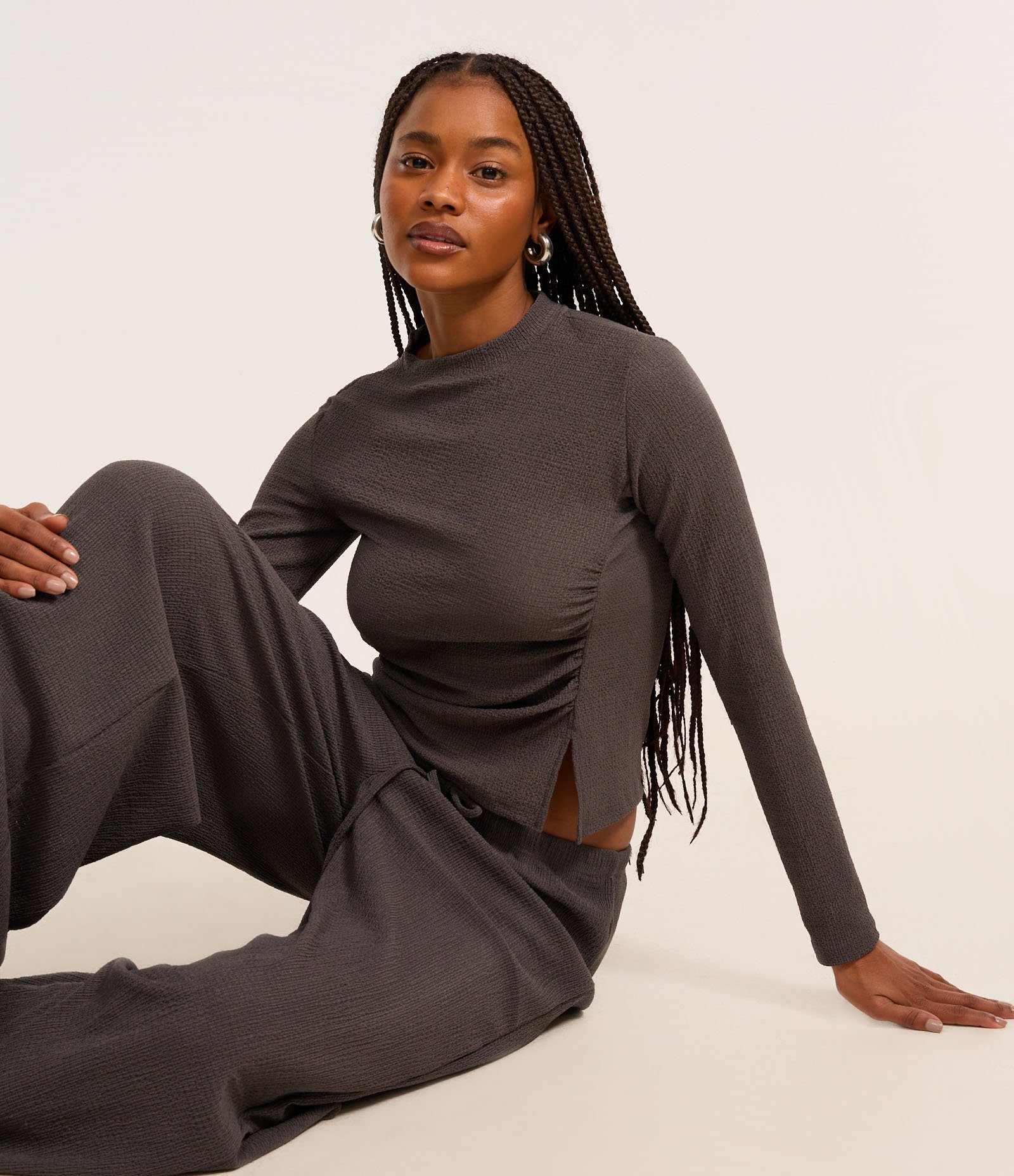 Blusa Texturizada com Gola Altinha e Franzido Lateral Cinza Chumbo 4