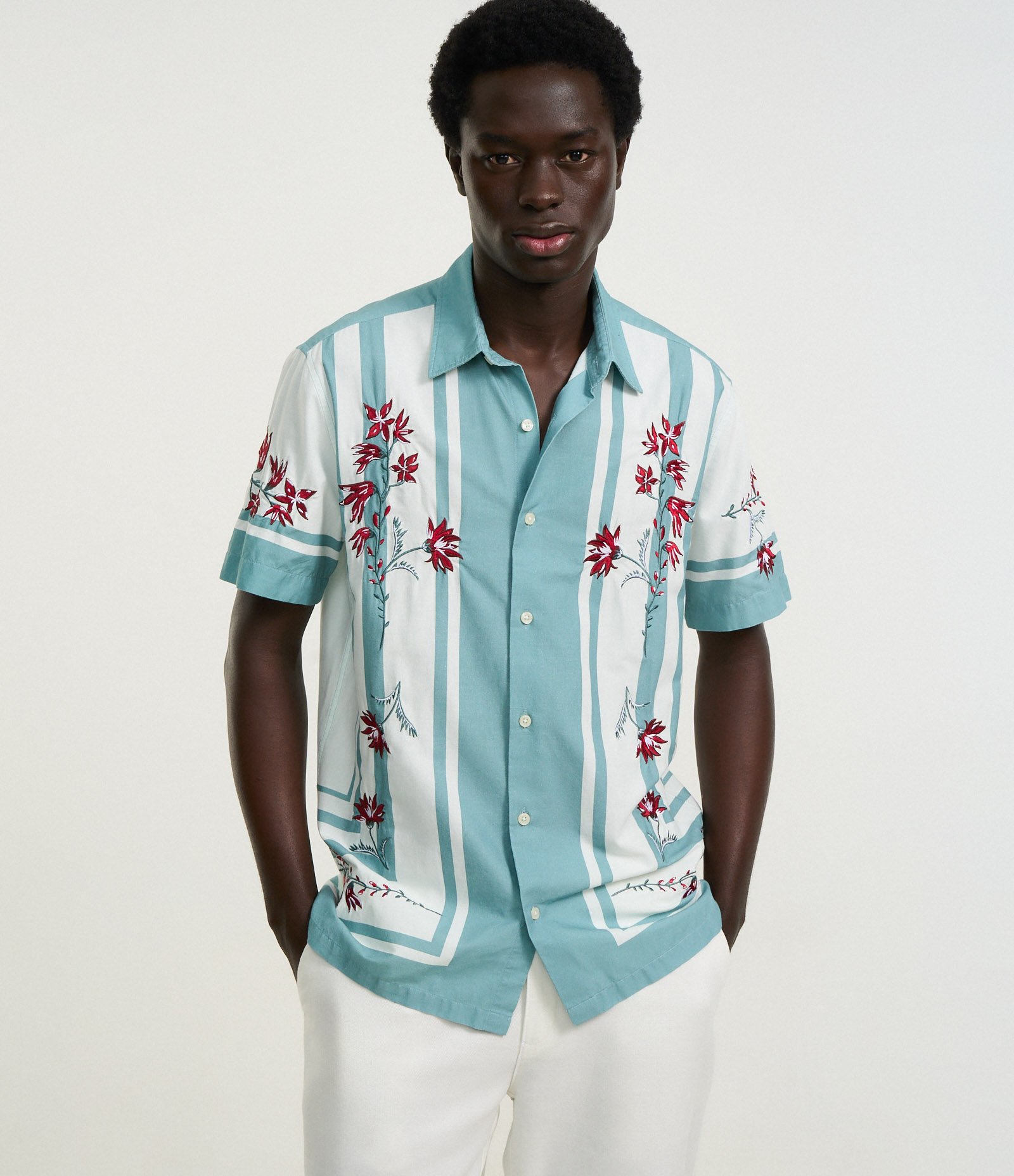 Camisa Regular em Voil com Estampa de Lenço e Bordado Floral Azul 1