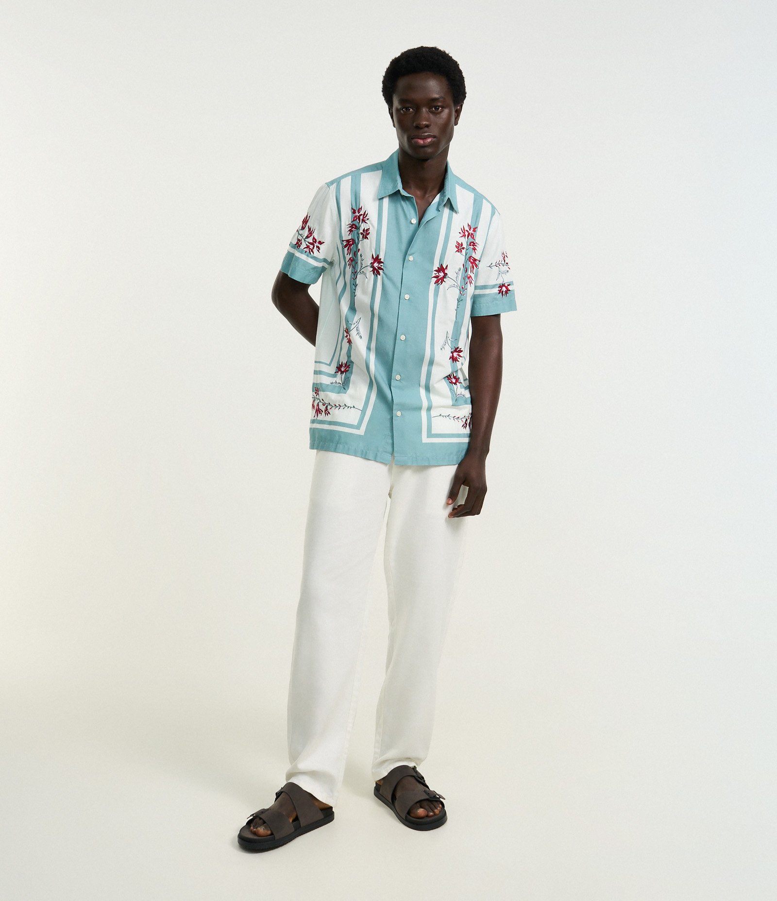 Camisa Regular em Voil com Estampa de Lenço e Bordado Floral Azul 2