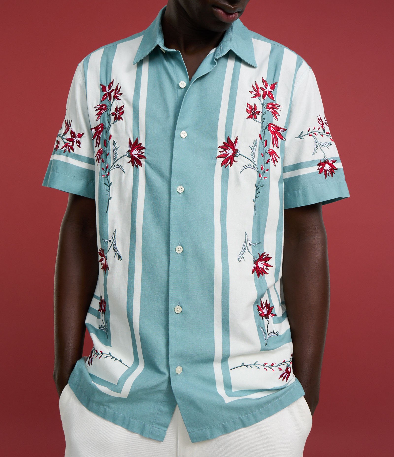 Camisa Regular em Voil com Estampa de Lenço e Bordado Floral Azul 4