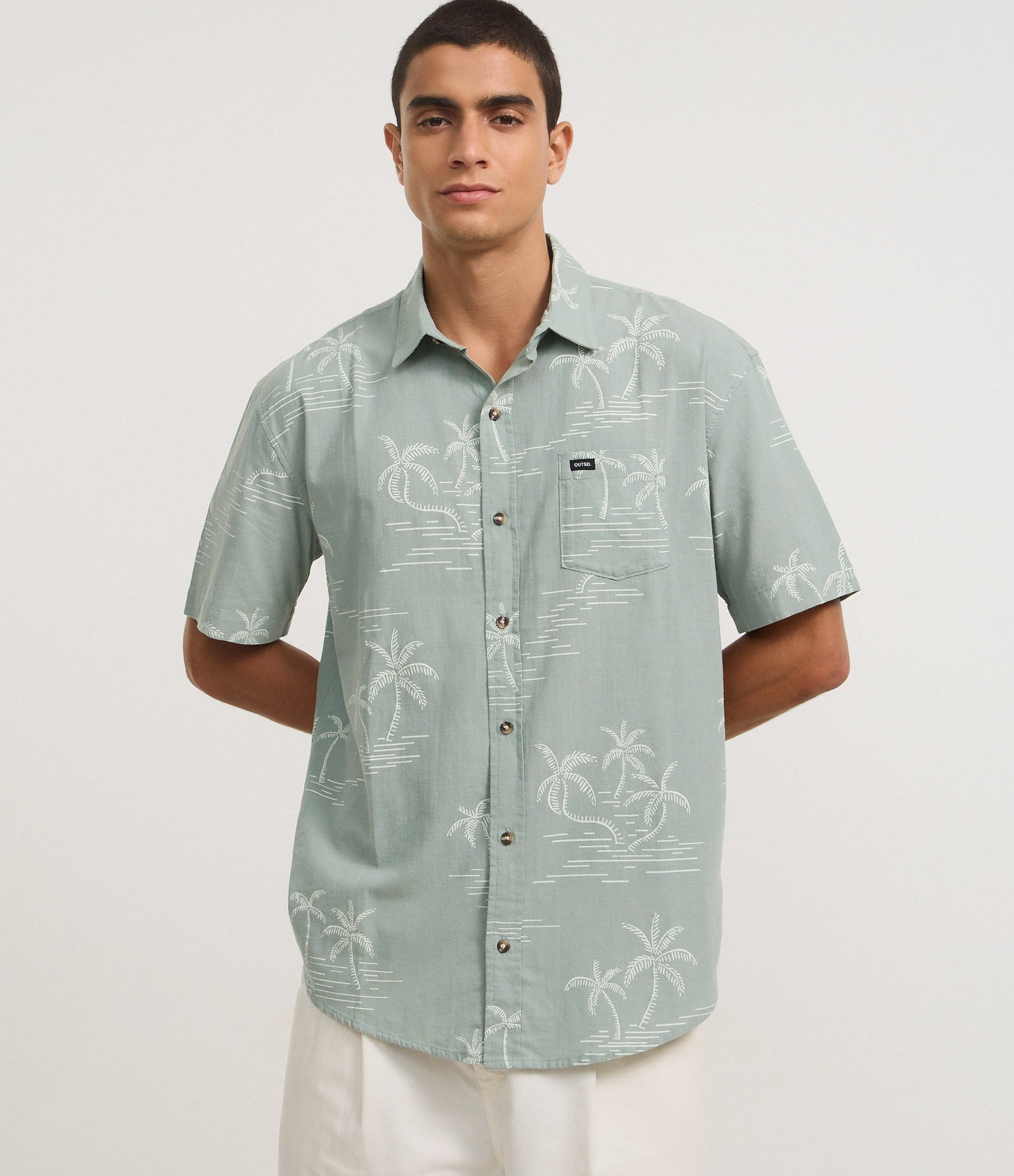 Camisa Relaxed em Tricoline com Bolso e Estampa Coqueiros Verde 1