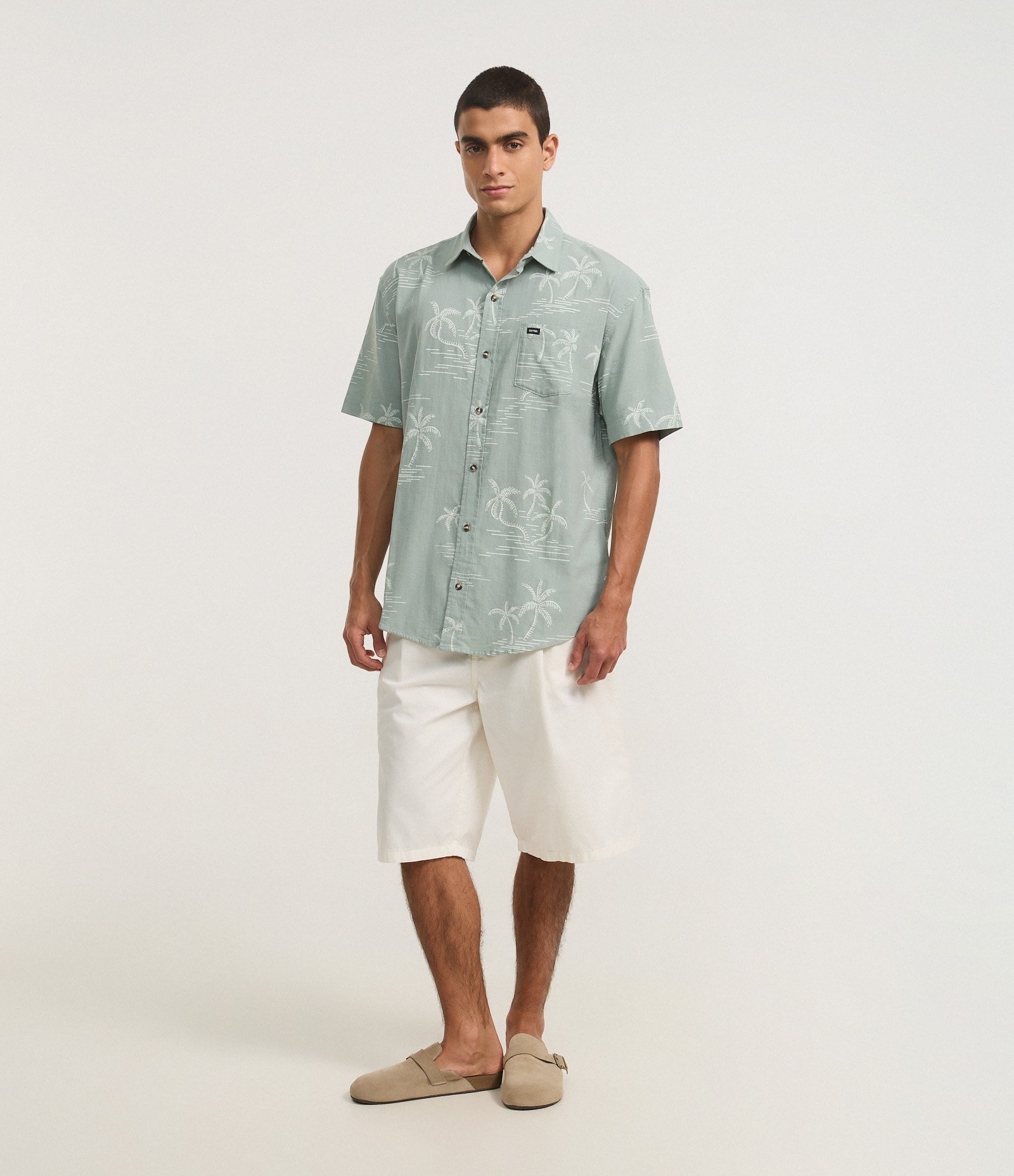 Camisa Relaxed em Tricoline com Bolso e Estampa Coqueiros Verde 2