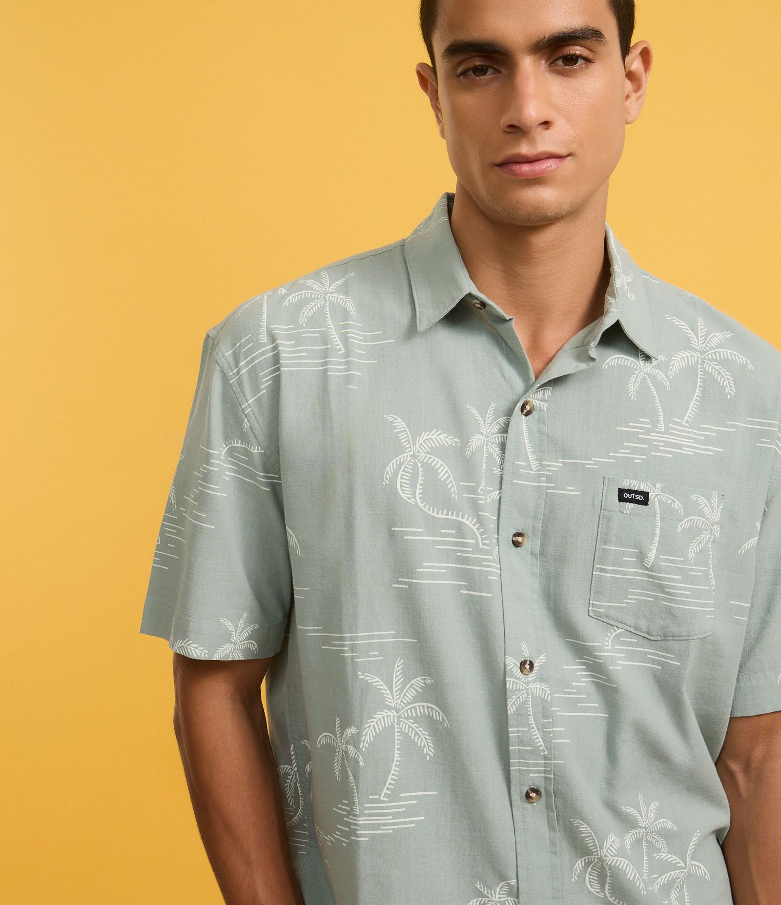 Camisa Relaxed em Tricoline com Bolso e Estampa Coqueiros Verde 3