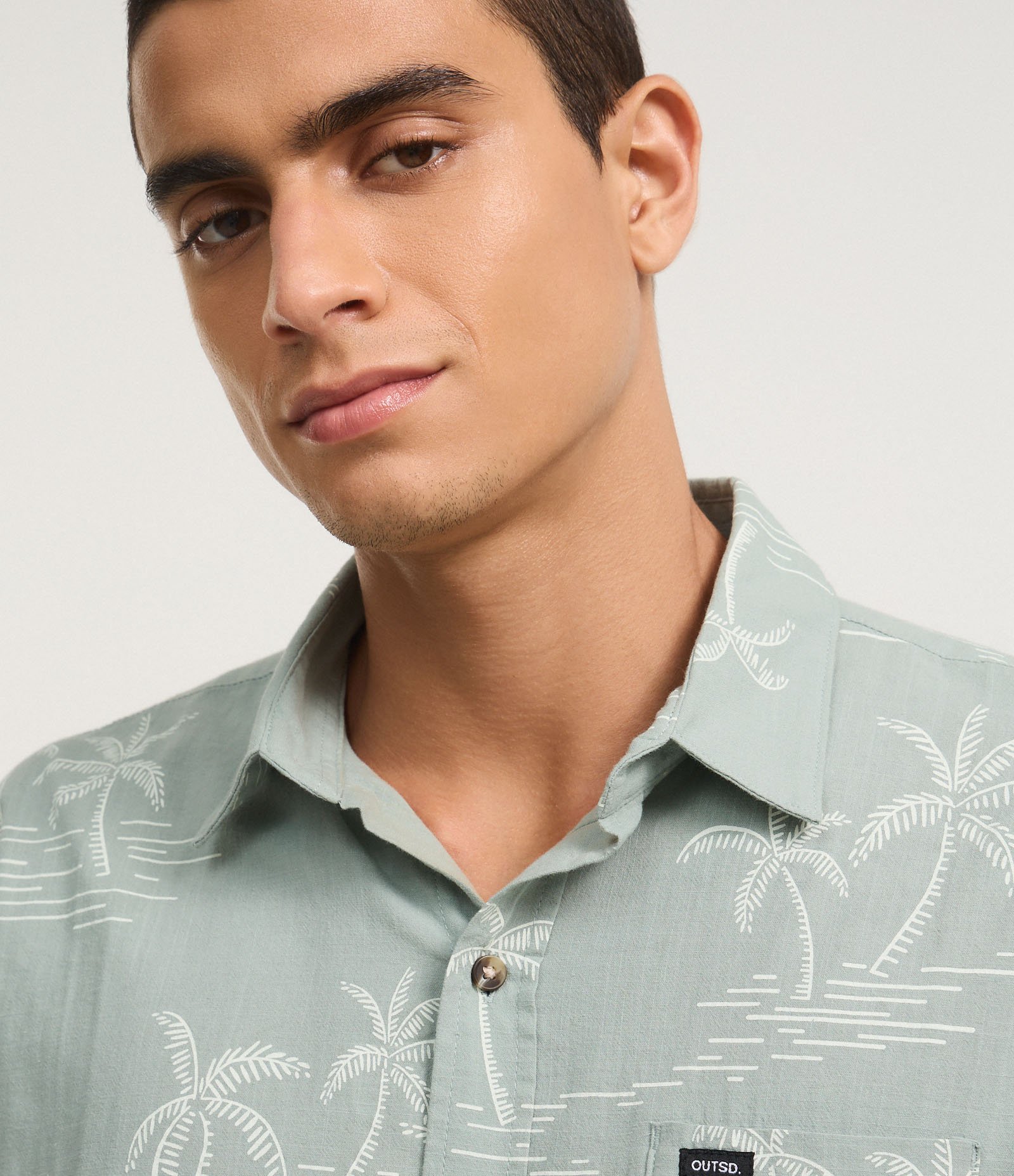 Camisa Relaxed em Tricoline com Bolso e Estampa Coqueiros Verde 4