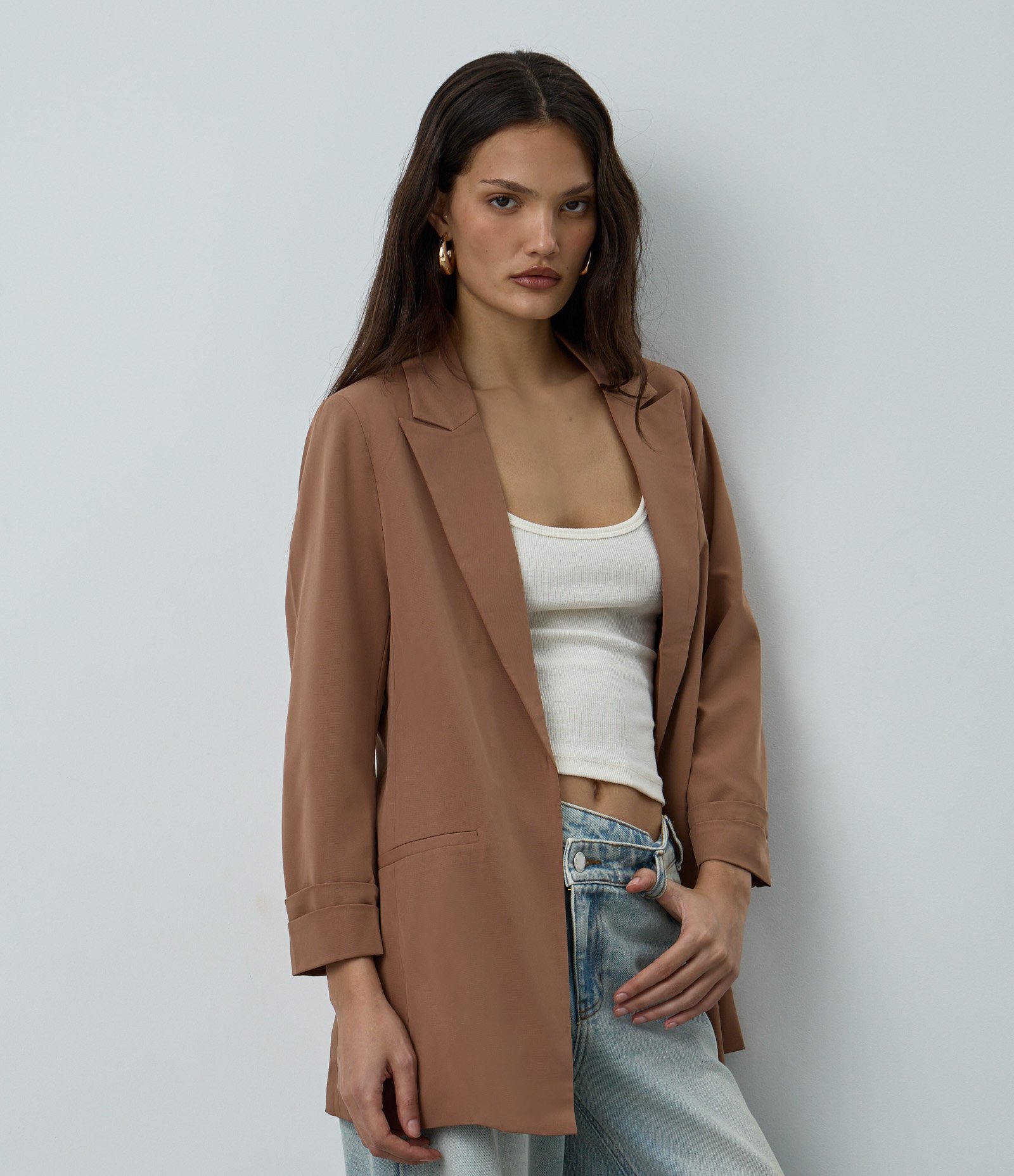 Blazer Alongado em Alfaiataria com Pregas no Punho Marrom Claro 1