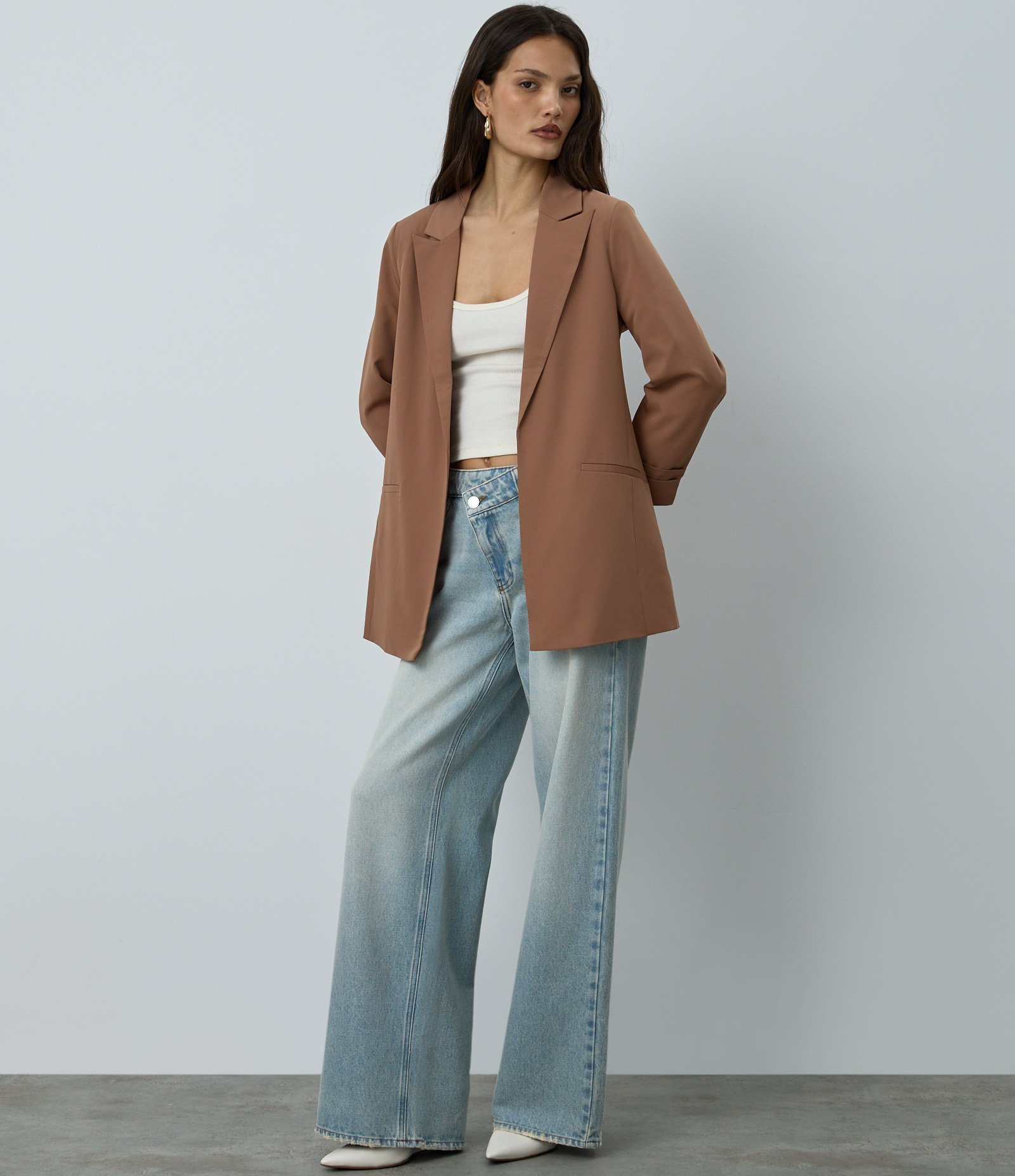 Blazer Alongado em Alfaiataria com Pregas no Punho Marrom Claro 2