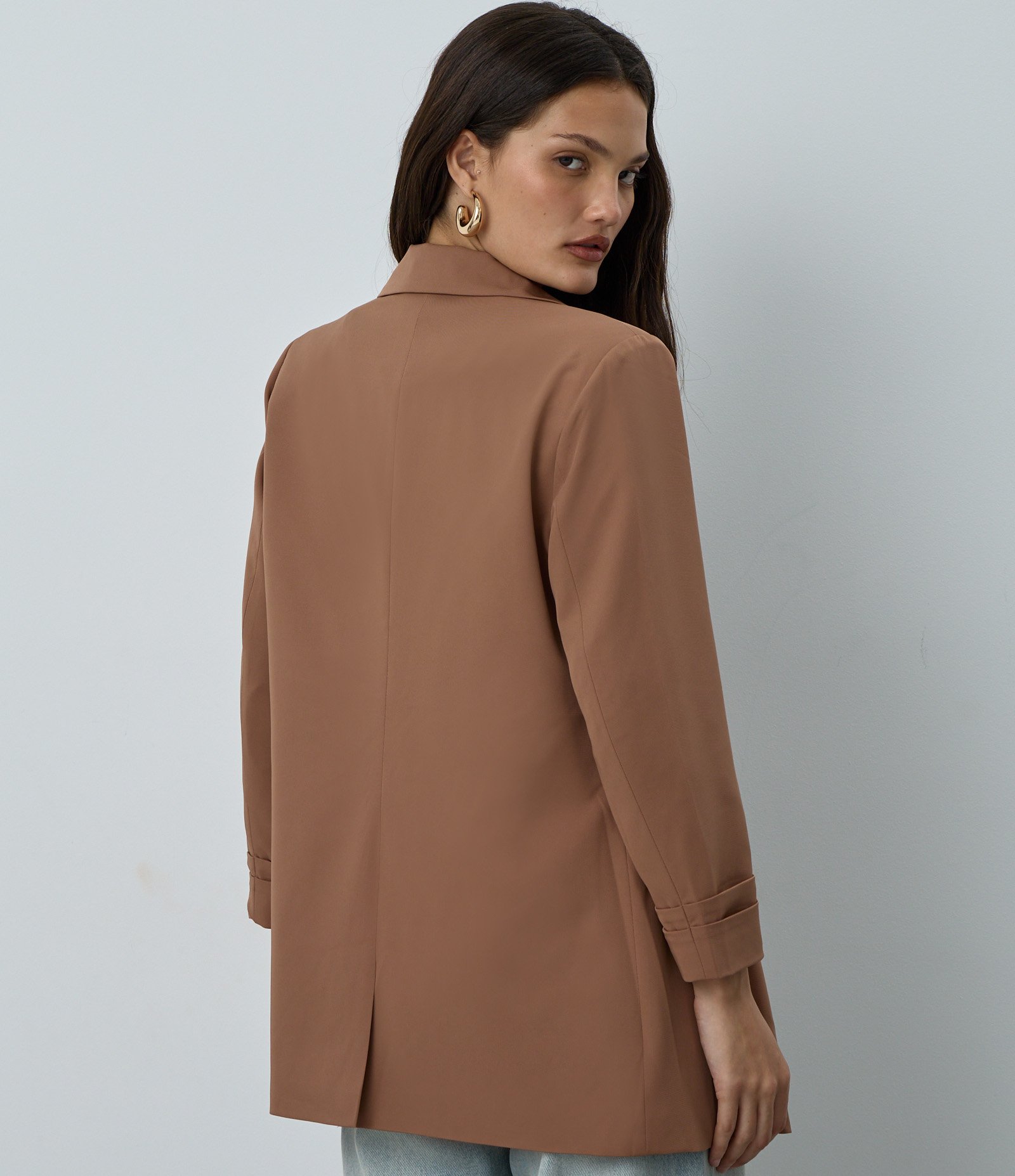 Blazer Alongado em Alfaiataria com Pregas no Punho Marrom Claro 4