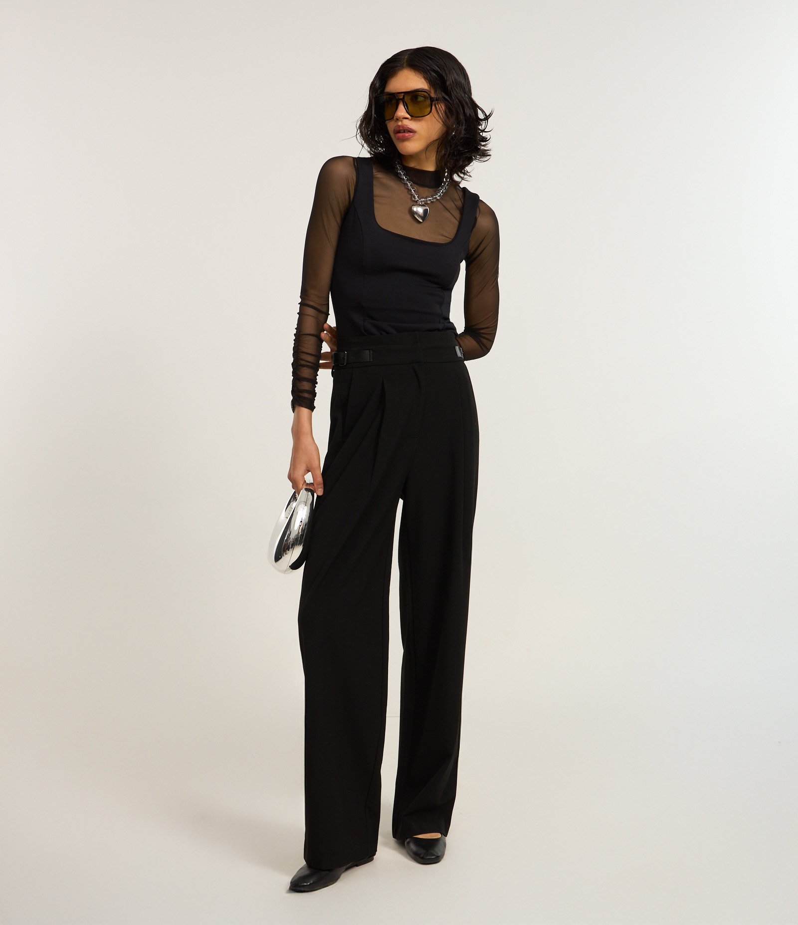 Calça em Alfaiataria com Cintos Laterais Preto 1