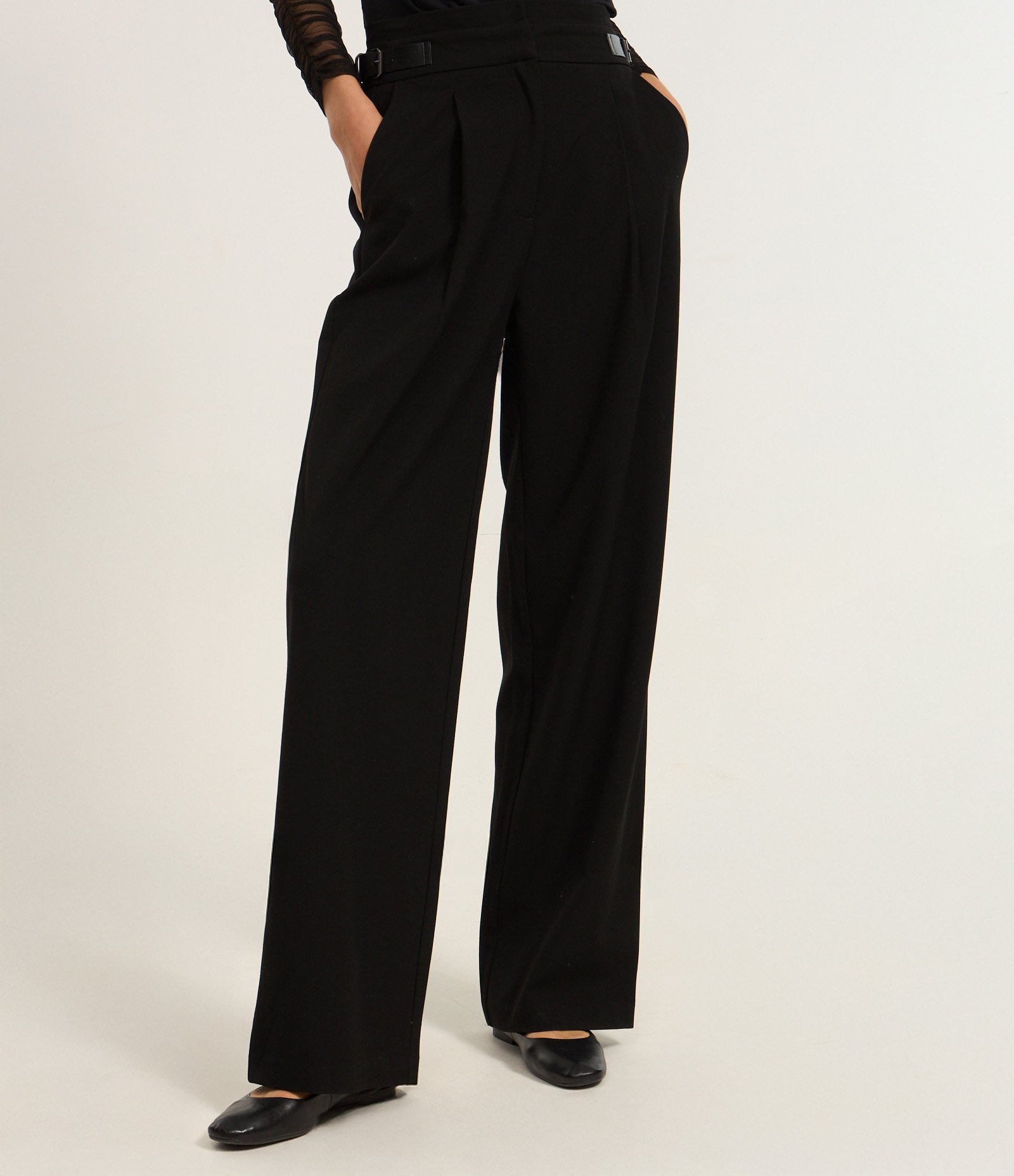 Calça em Alfaiataria com Cintos Laterais Preto 3