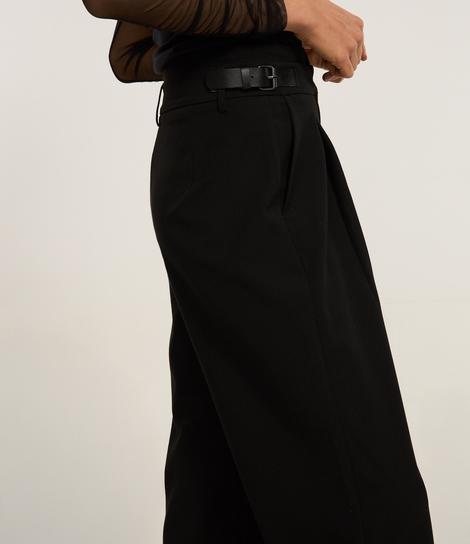 Calça em Alfaiataria com Cintos Laterais Preto 4