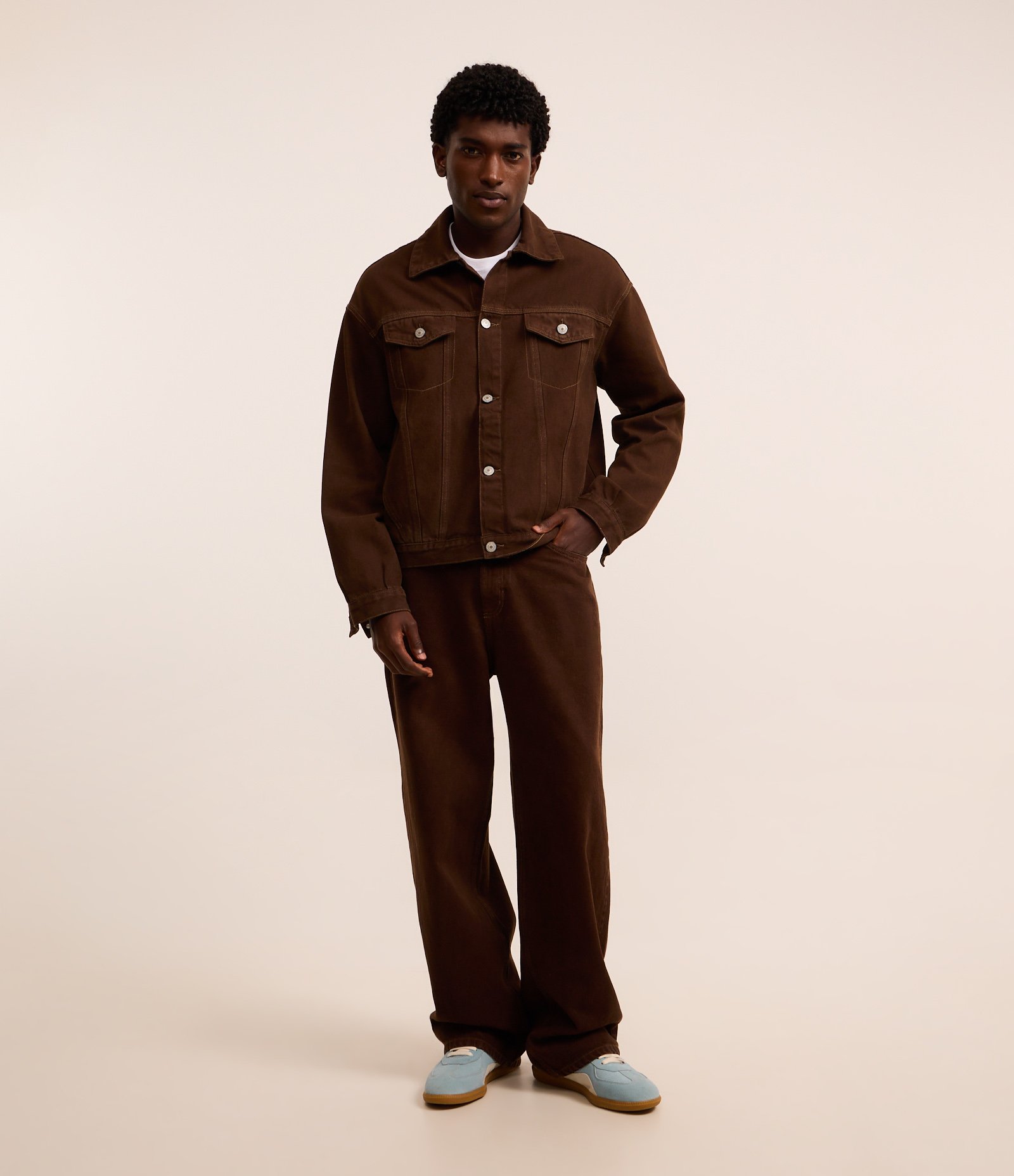 Calça Super Baggy em Sarja com Pesponto Contrastante Marrom 1