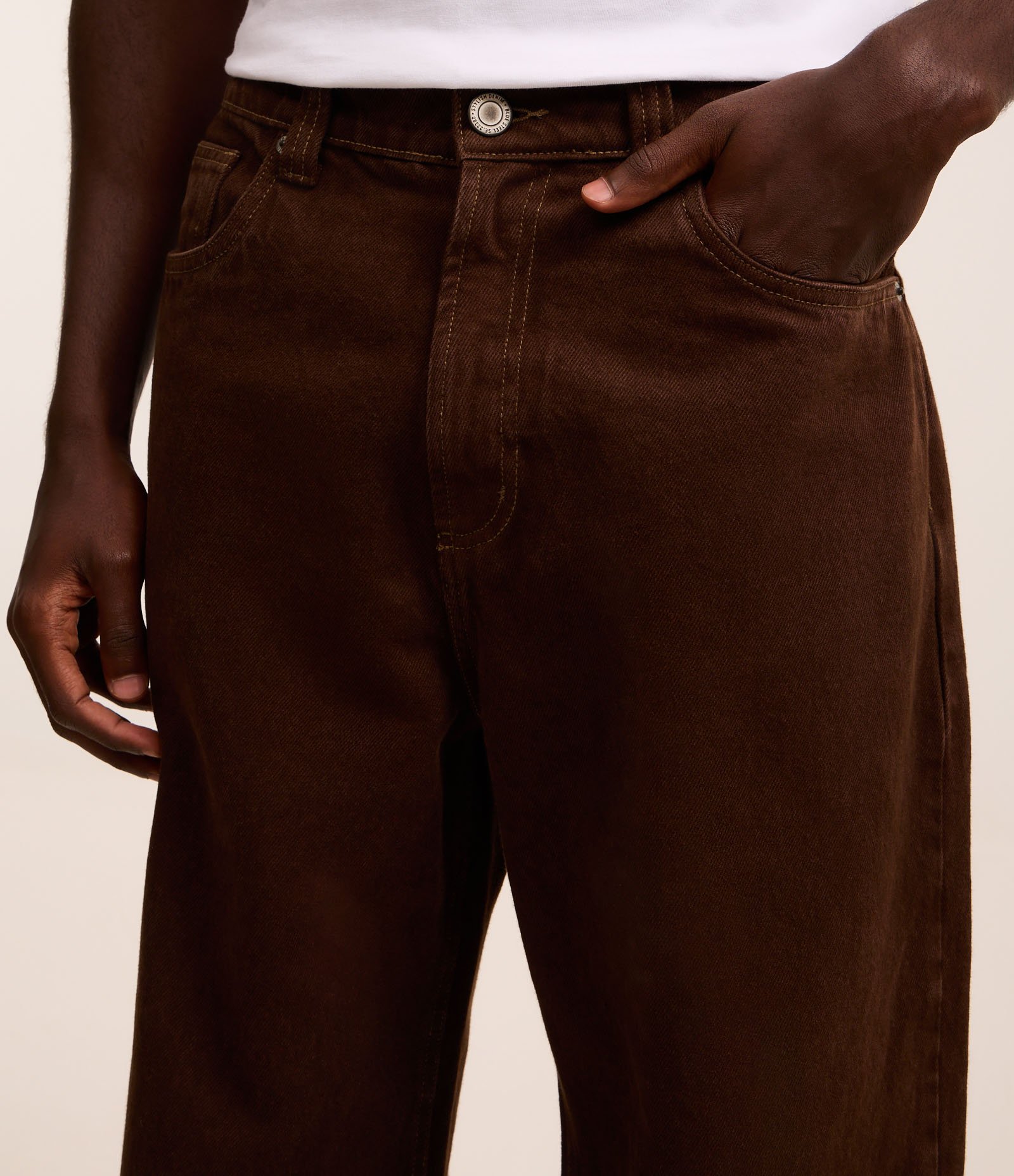 Calça Super Baggy em Sarja com Pesponto Contrastante Marrom 3