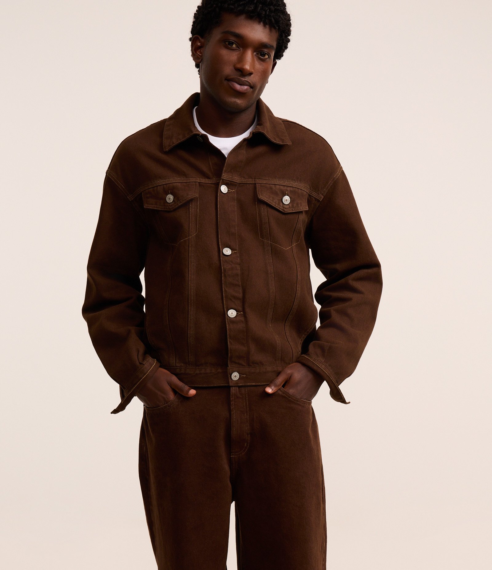 Calça Super Baggy em Sarja com Pesponto Contrastante Marrom 4